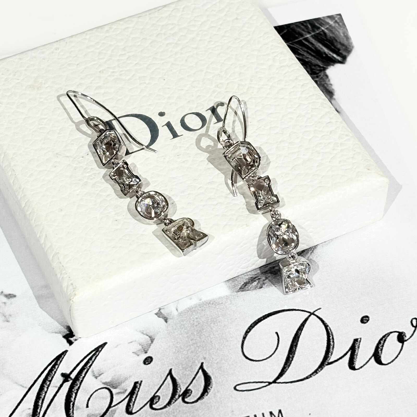 本週特價!!! 全新DIOR耳環(0.8X7CM) , 銀色多寶水晶垂墜, #Christian Dior Earrings , #BRAND NEW #香榭站正品