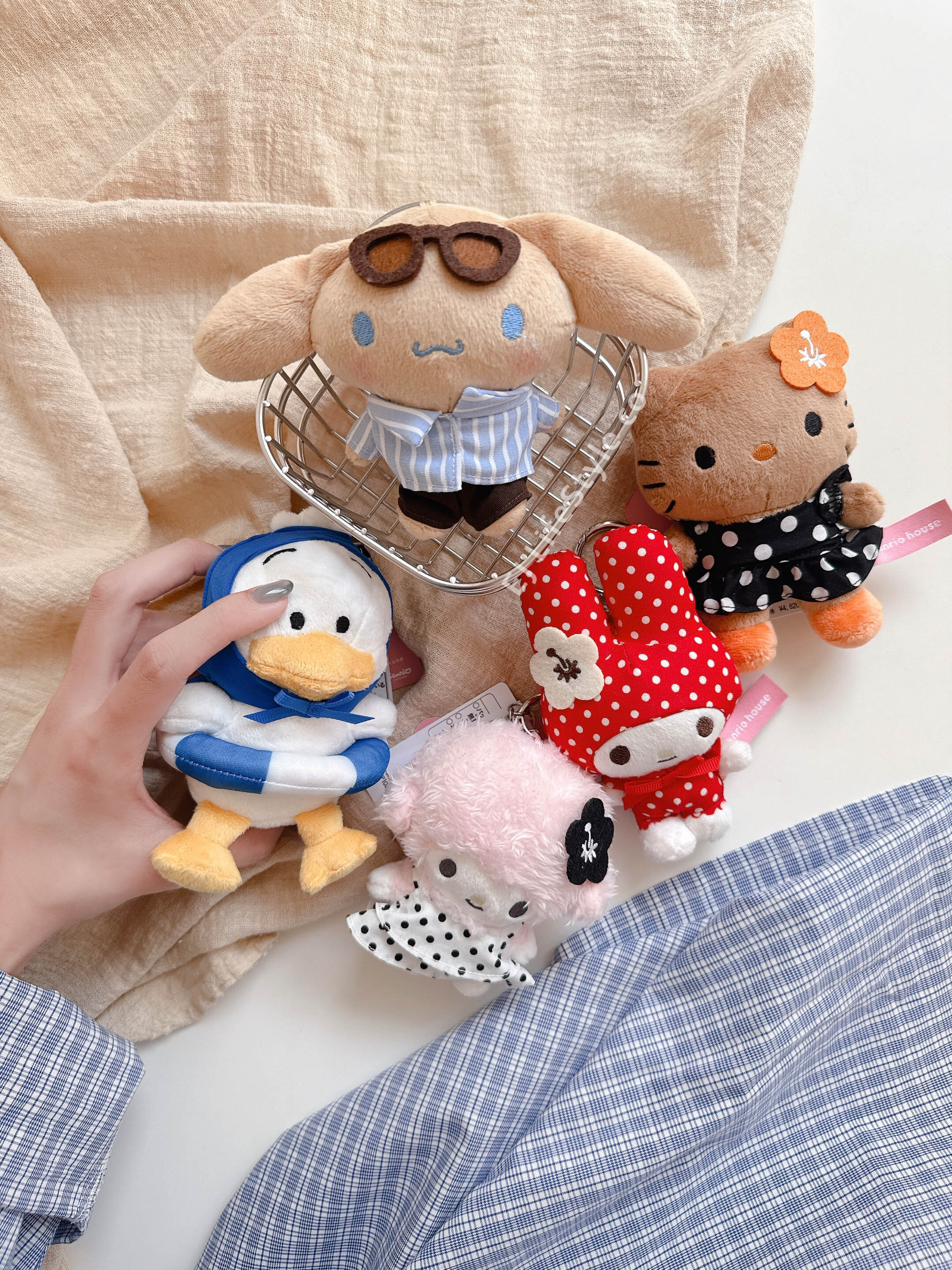 🇯🇵 SANRIO HOUSE 三麗鷗家族 夏日系列 毛絨吊飾  HELLO KITTY 大耳狗 美樂蒂 彼安諾 貝克鴨 鑰匙圈 / 現貨