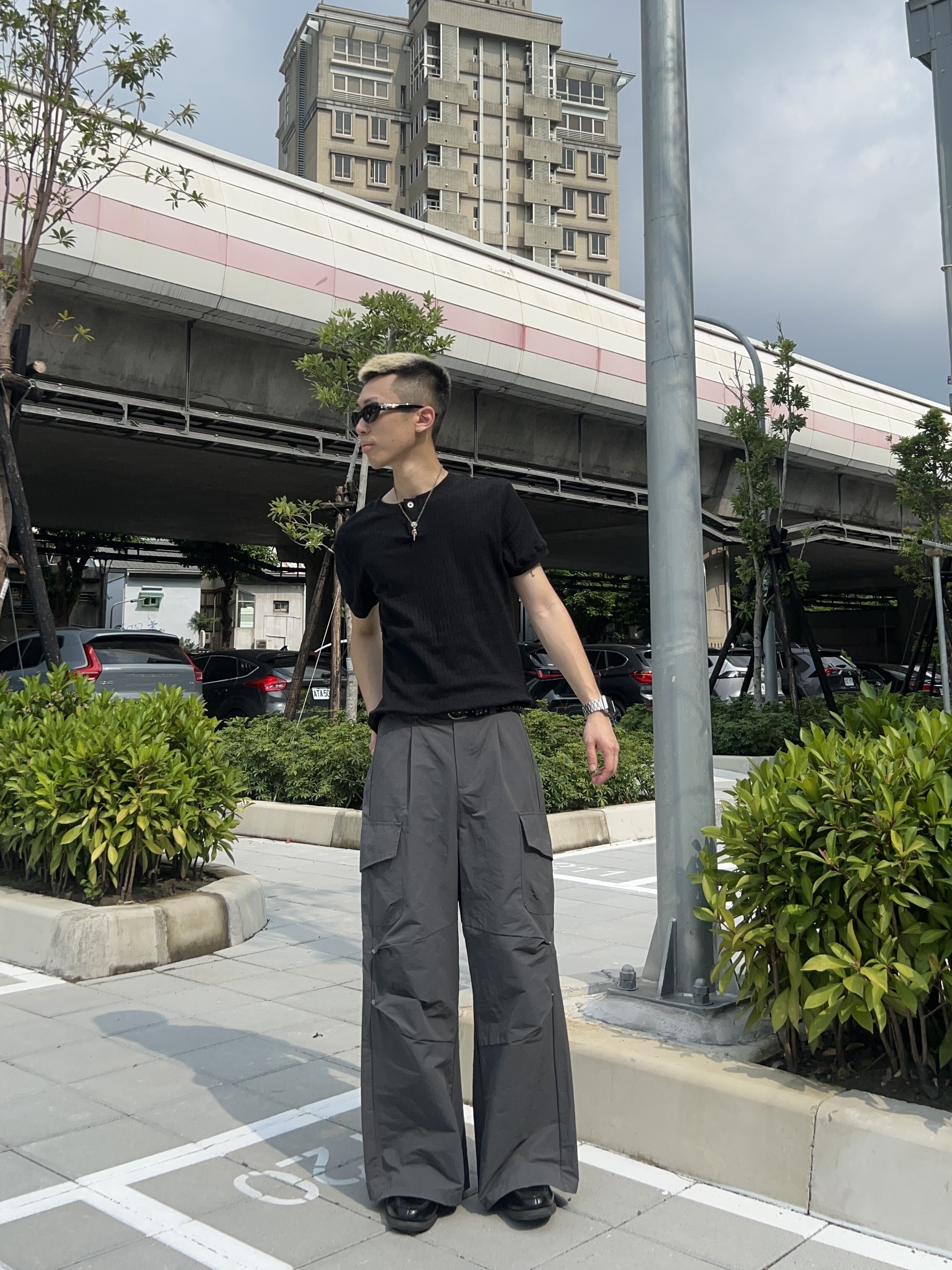 《S.V》釘釦摺紋A字闊腿褲