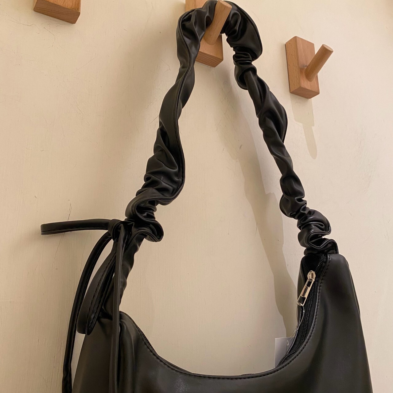 MUCENT ROUSSEL METAL LOGO SHIRRING CROSS BAG 金屬立體logo 皺摺斜背包