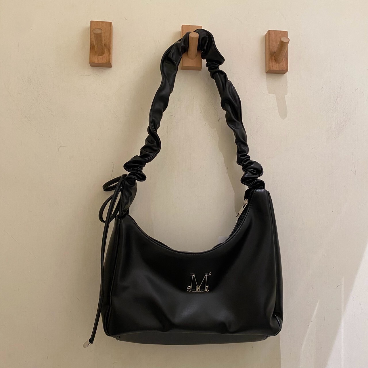 MUCENT ROUSSEL METAL LOGO SHIRRING CROSS BAG 金屬立體logo 皺摺斜背包