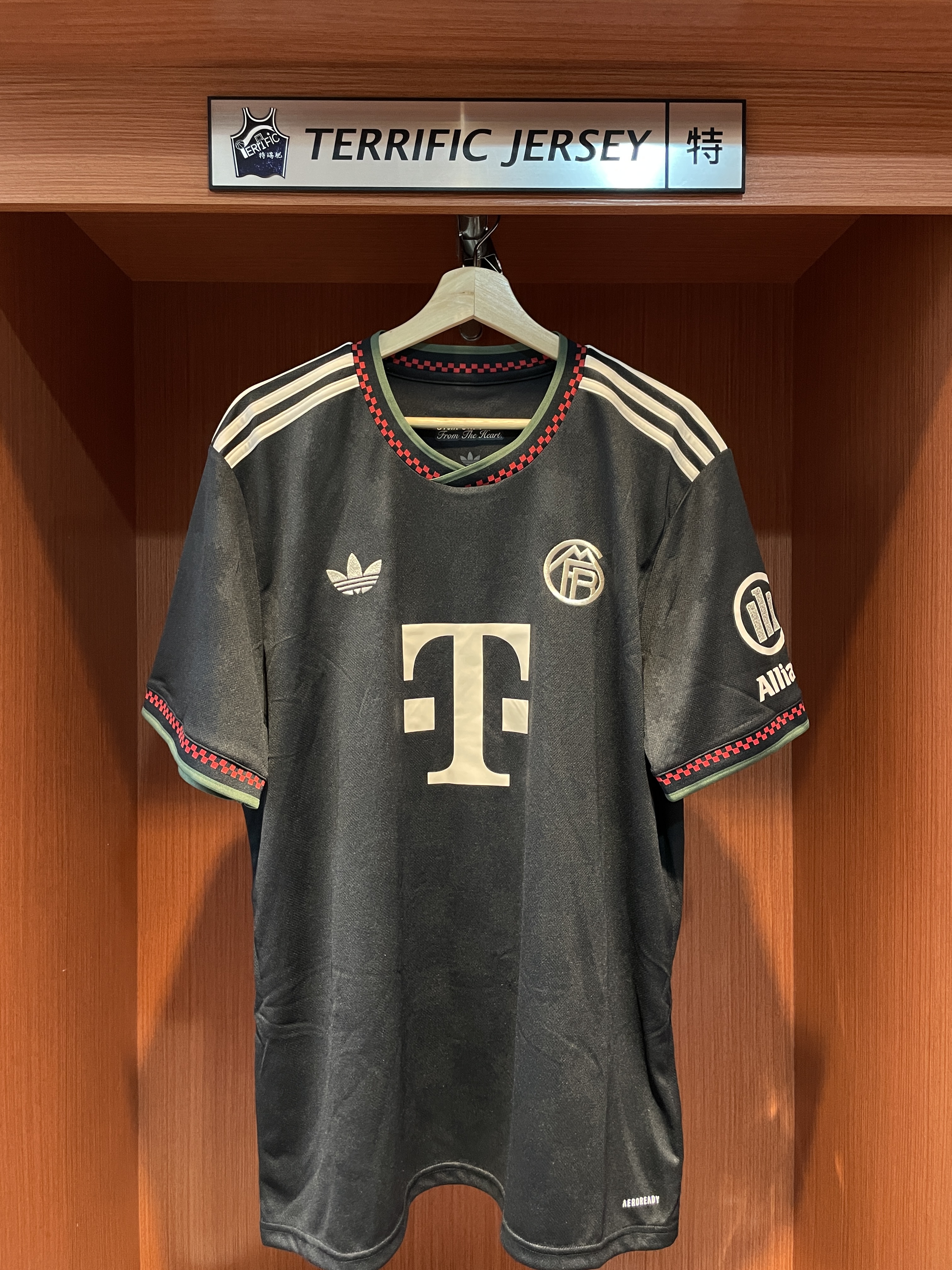 Bundesliga足球 Michael Olise 拜仁慕尼黑 客場黑 25-26 Third Adidas Replica Jersey 球迷版 燙印 全新
