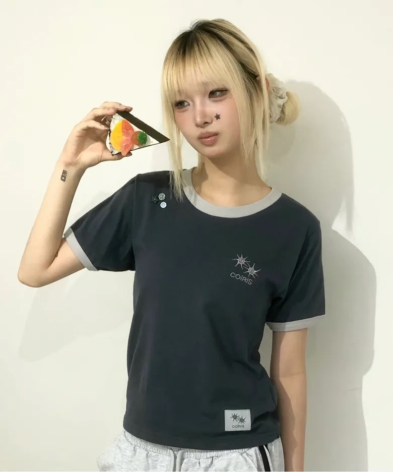 （現貨）韓牌 COIRIS MORENT 刺繡logo 鈕扣 滾邊撞色 短T C-P00000HO