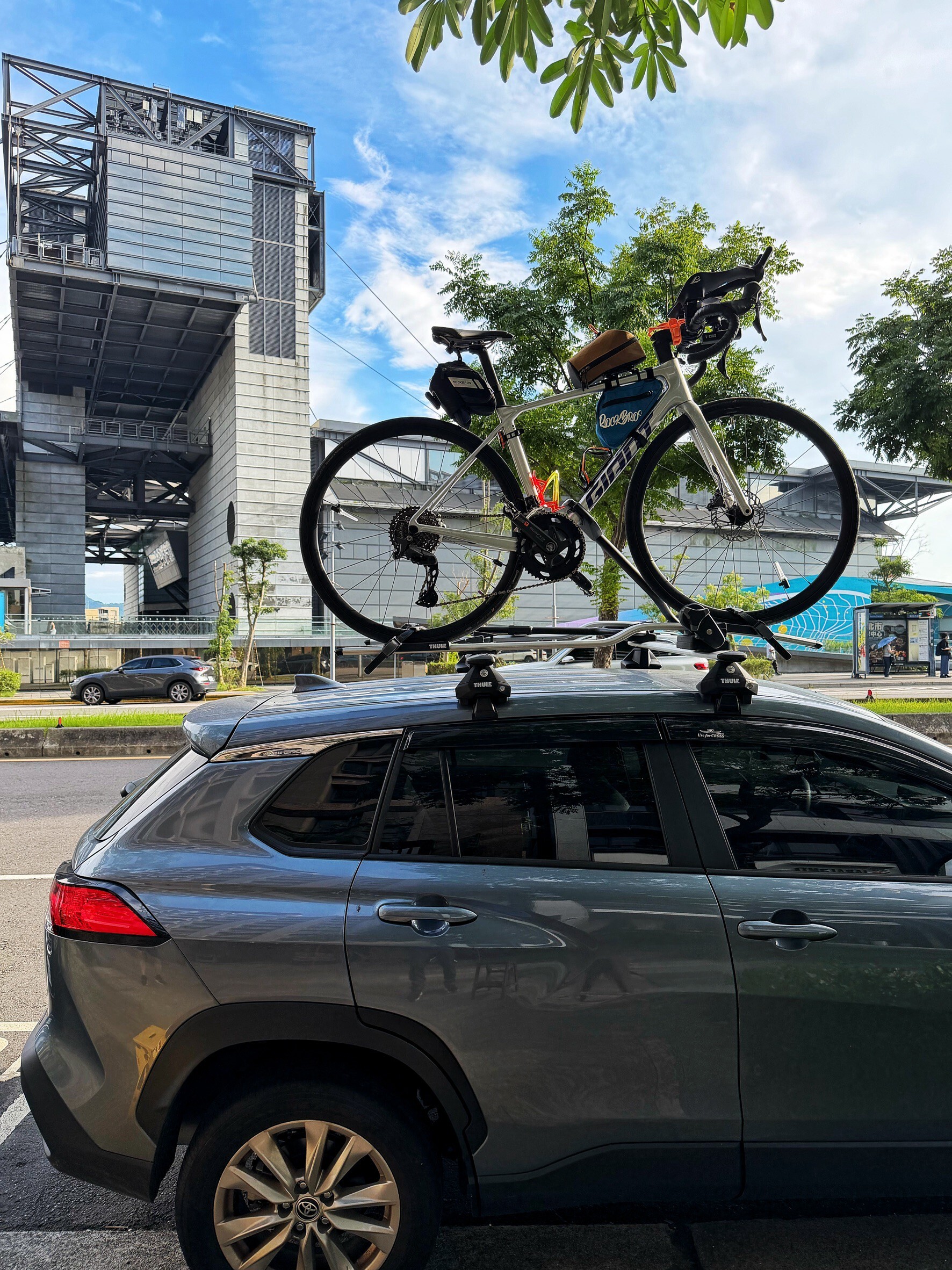 Toyota Corolla Cross｜THULE 車頂架 + ProRide 598 車頂單車架 實車安裝｜unrv.台灣專業安裝
