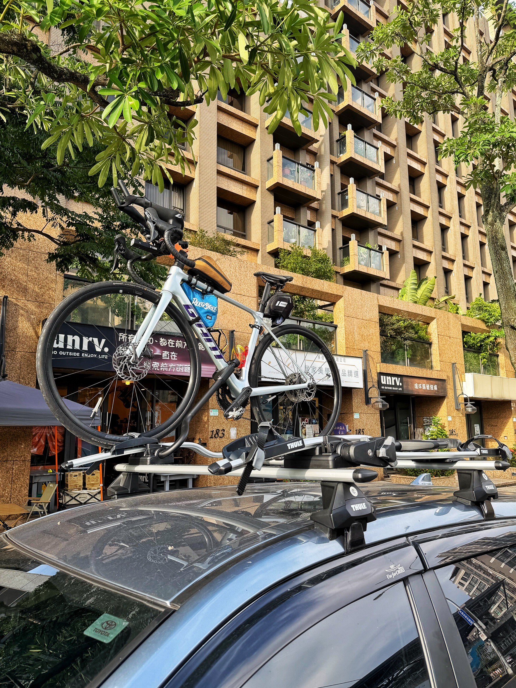 Toyota CC 休旅車搭配 THULE 車頂單車架與橫桿系統
