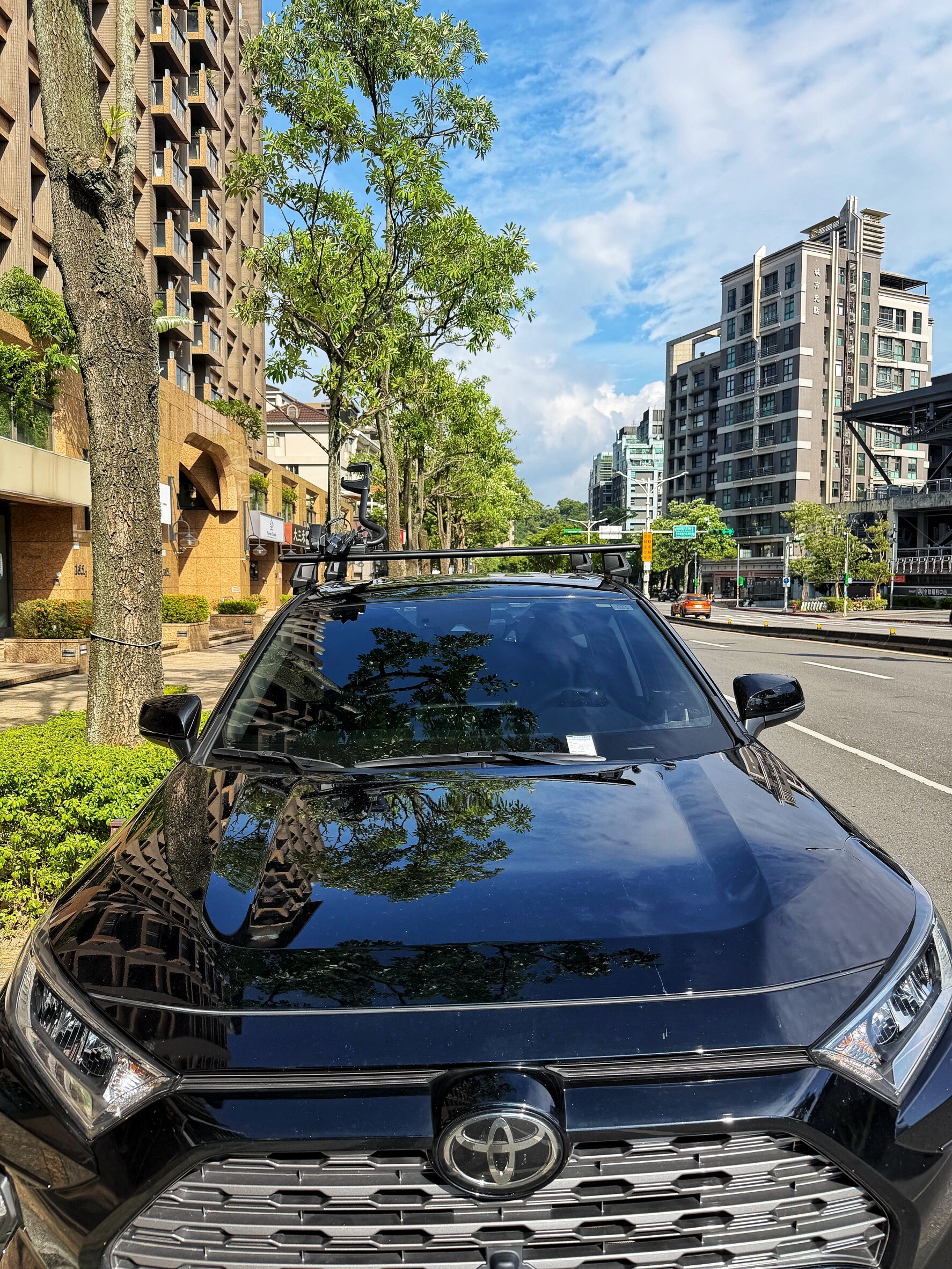 Toyota RAV4 露營車泊搭配 THULE 車頂單車架與橫桿系統