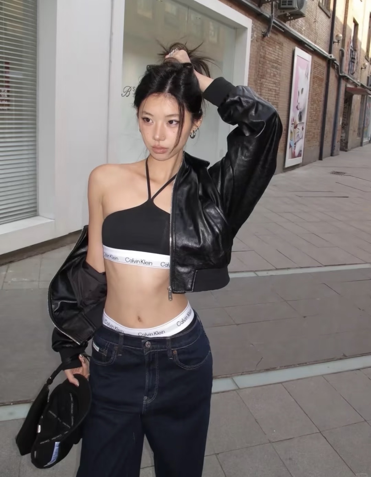 <辣度爆表‼> Calvin Klein 新款內衣 繞脖設計 無鋼圈 兩色 黑灰