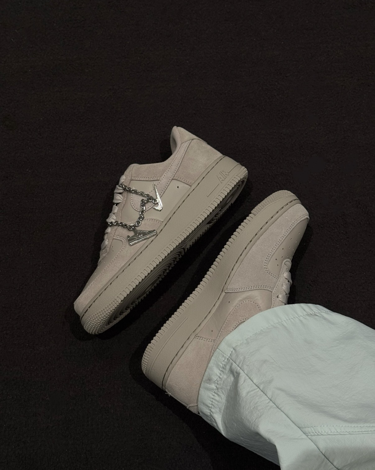 女鞋 NIKE W AIR FORCE 1 '07 'Cream Metallic Silver' 沙漠奶灰 墜飾 麂皮 休閒鞋【IV6042-236】AF1