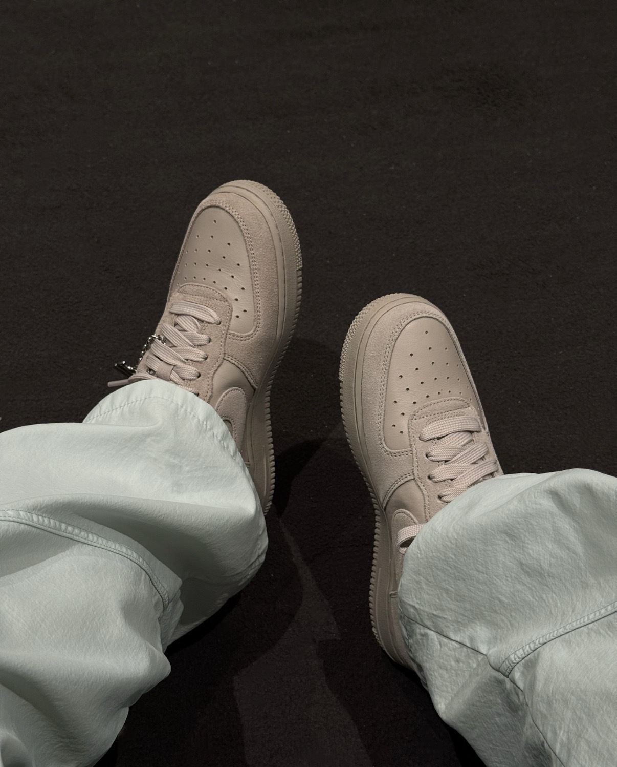 女鞋 NIKE W AIR FORCE 1 '07 'Cream Metallic Silver' 沙漠奶灰 墜飾 麂皮 休閒鞋【IV6042-236】AF1