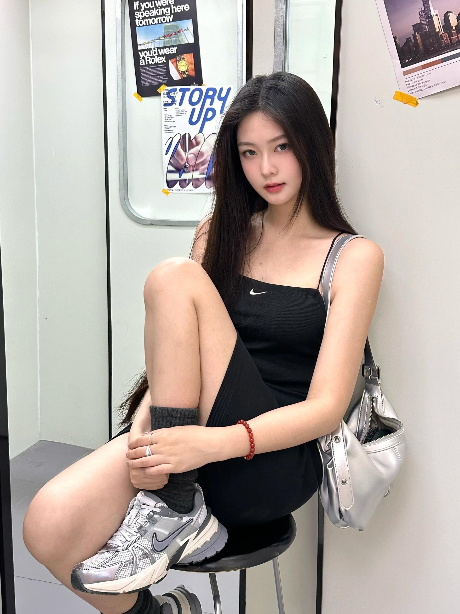 【預購】Nike Sportwear 刺繡小勾 細肩帶 背心裙 羅紋 黑洋裝 連身裙 小黑裙 FN4158-010