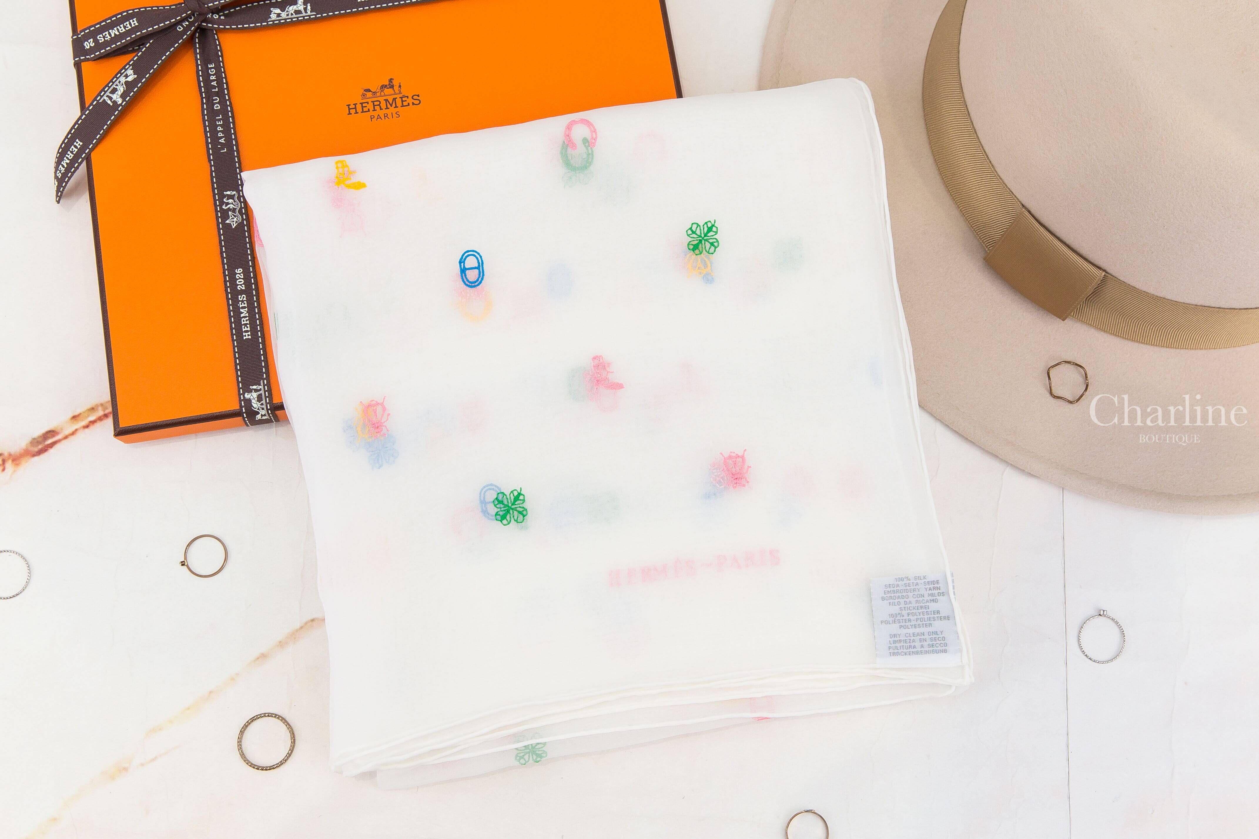 Hermès Multicharms Embroidered Scarf 100 白色滿版彩色刺繡圖騰真絲方巾-Charline Boutique 精品代購