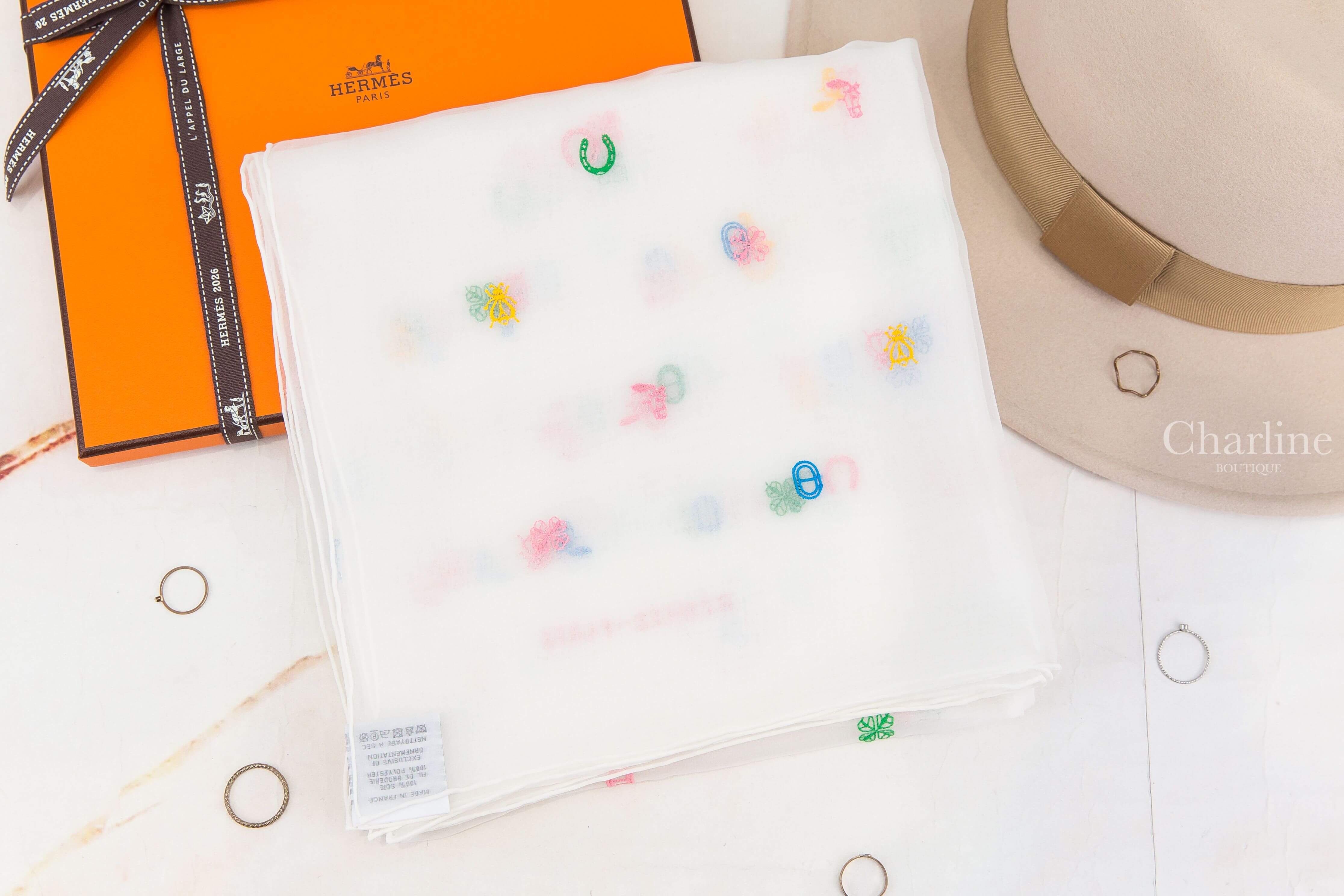 Hermès Multicharms Embroidered Scarf 100 白色滿版彩色刺繡圖騰真絲方巾-Charline Boutique 精品代購