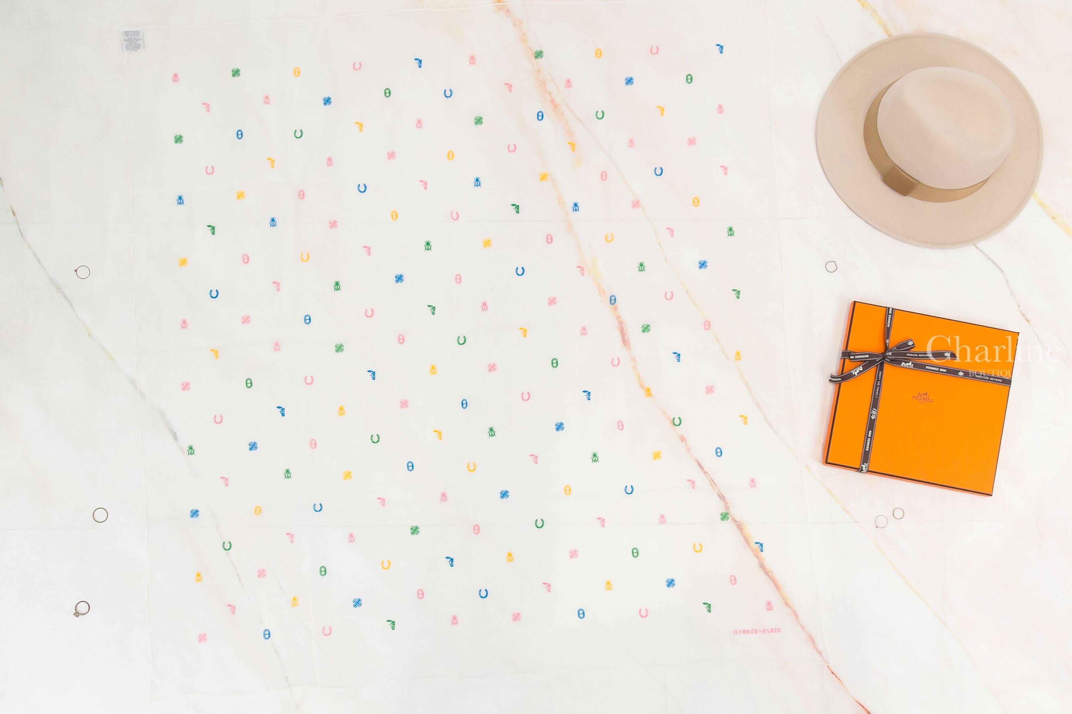 Hermès Multicharms Embroidered Scarf 100 白色滿版彩色刺繡圖騰真絲方巾-Charline Boutique 精品代購