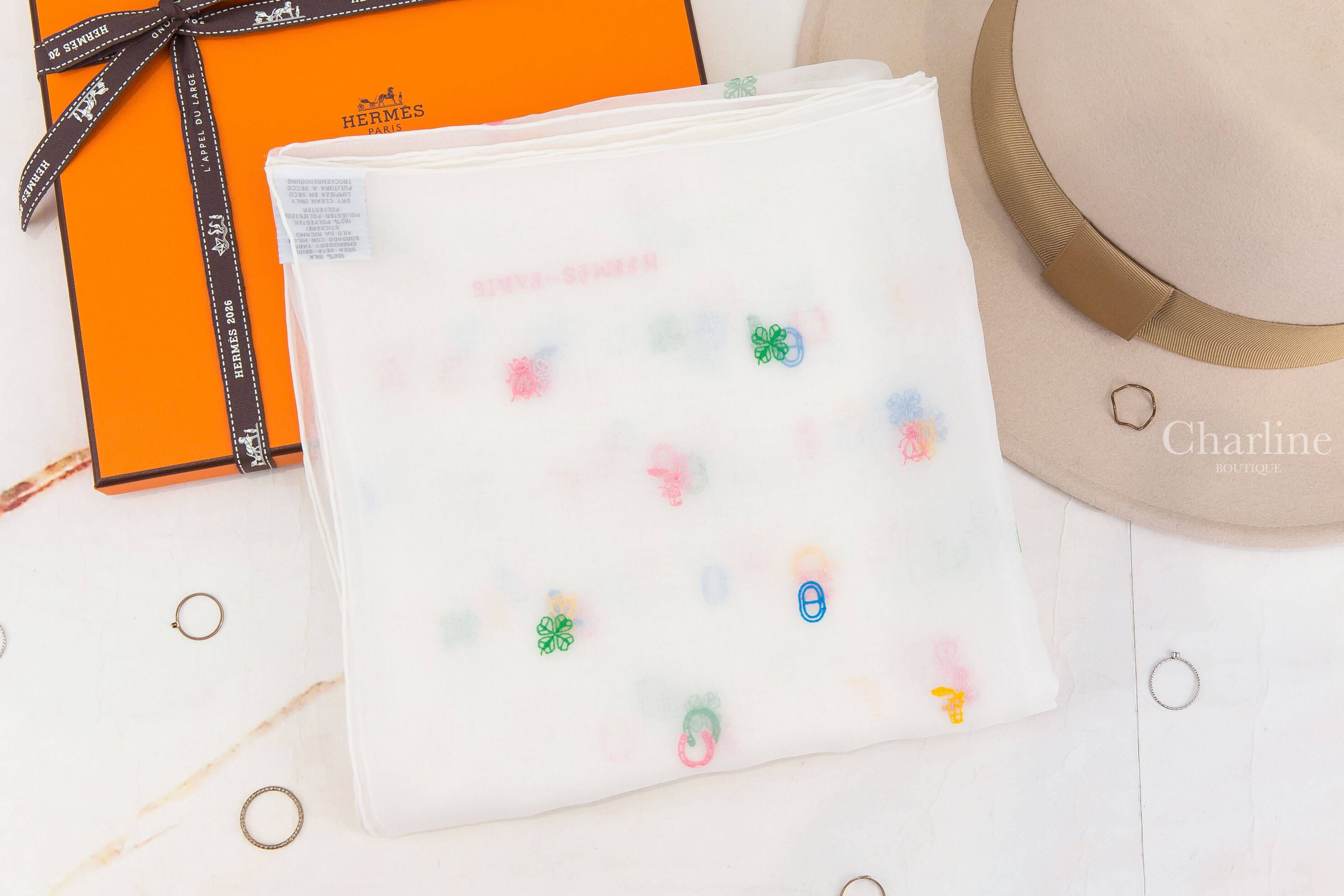 Hermès Multicharms Embroidered Scarf 100 白色滿版彩色刺繡圖騰真絲方巾-Charline Boutique 精品代購