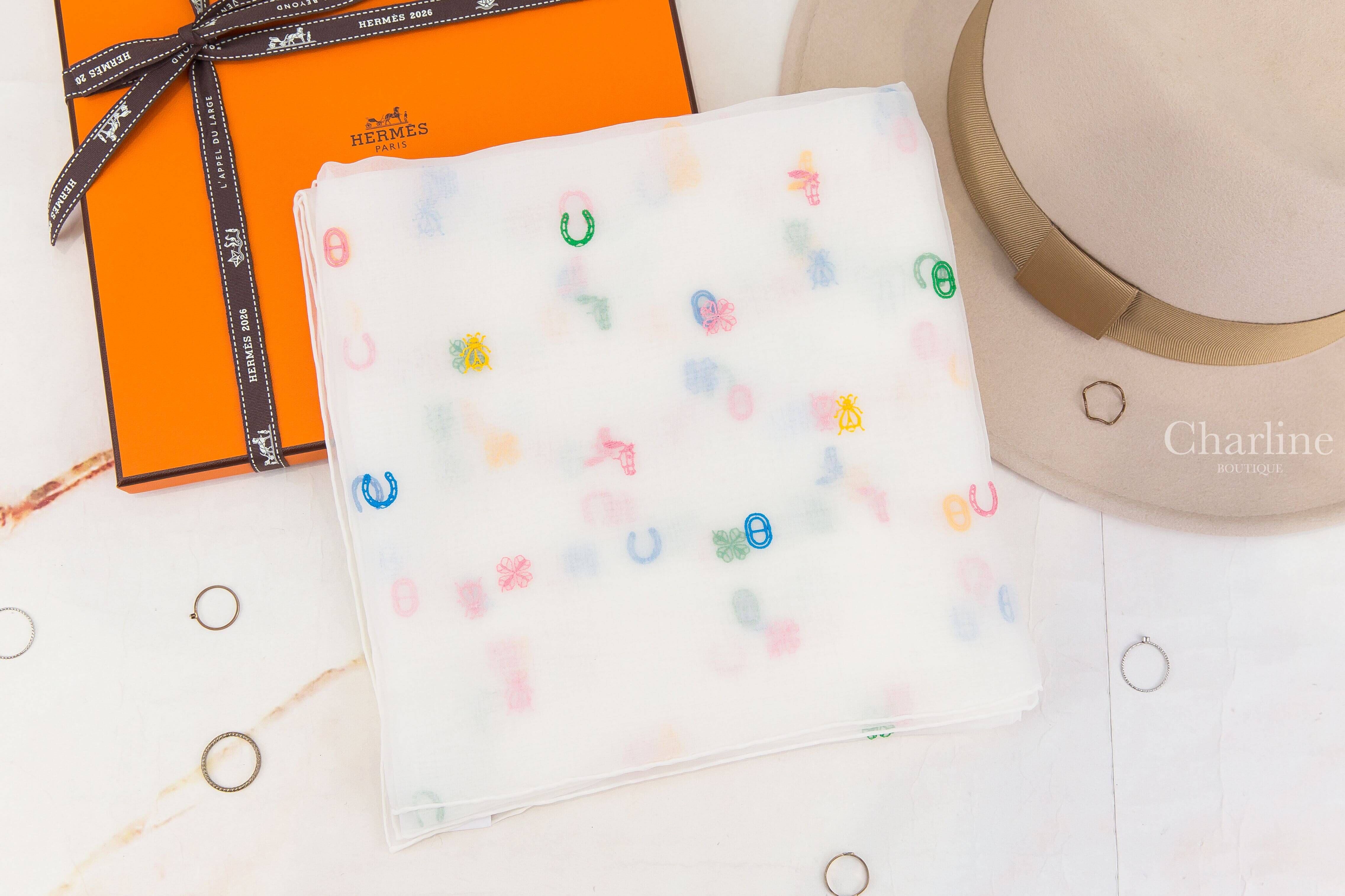 Hermès Multicharms Embroidered Scarf 100 白色滿版彩色刺繡圖騰真絲方巾-Charline Boutique 精品代購