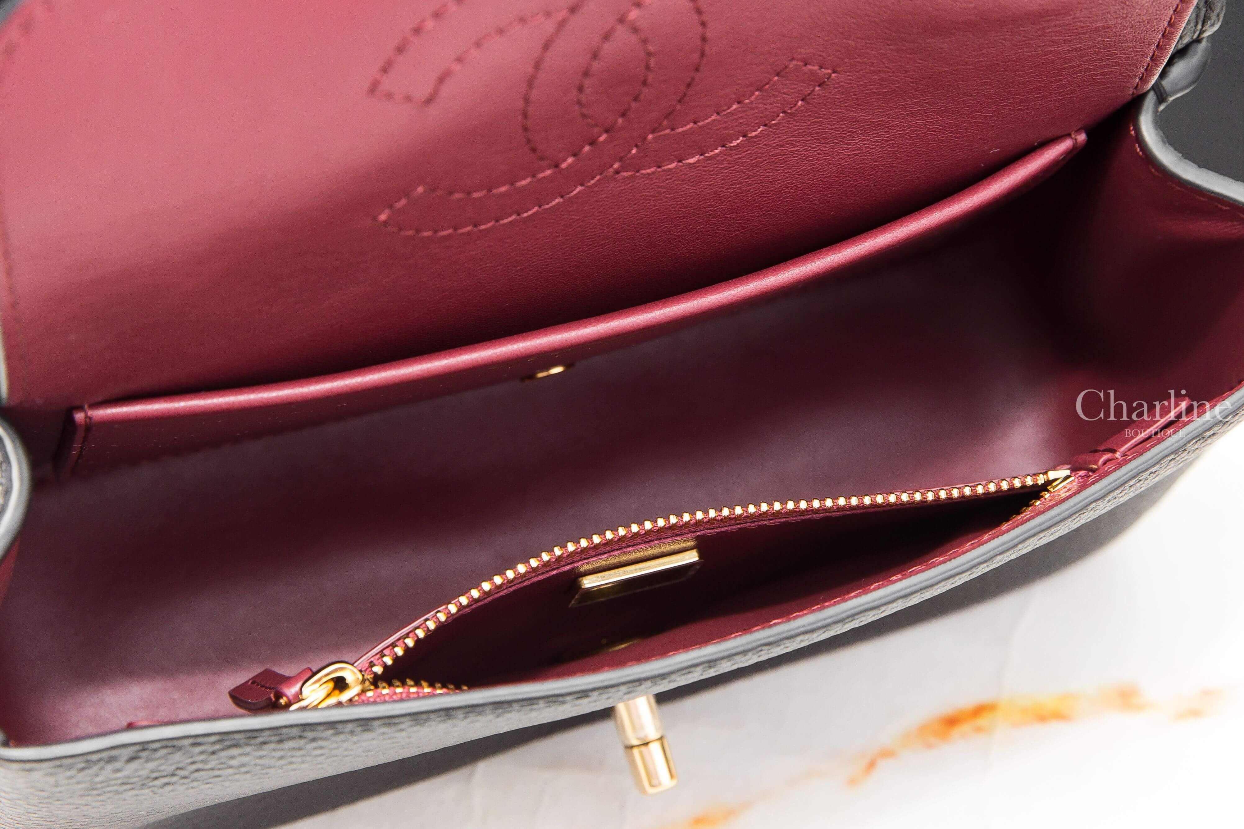 Chanel Mini Flap Bag 黑色金CC酒紅色內裡20cm荔枝小牛皮黑色背帶肩背包-Charline Boutique 精品代購