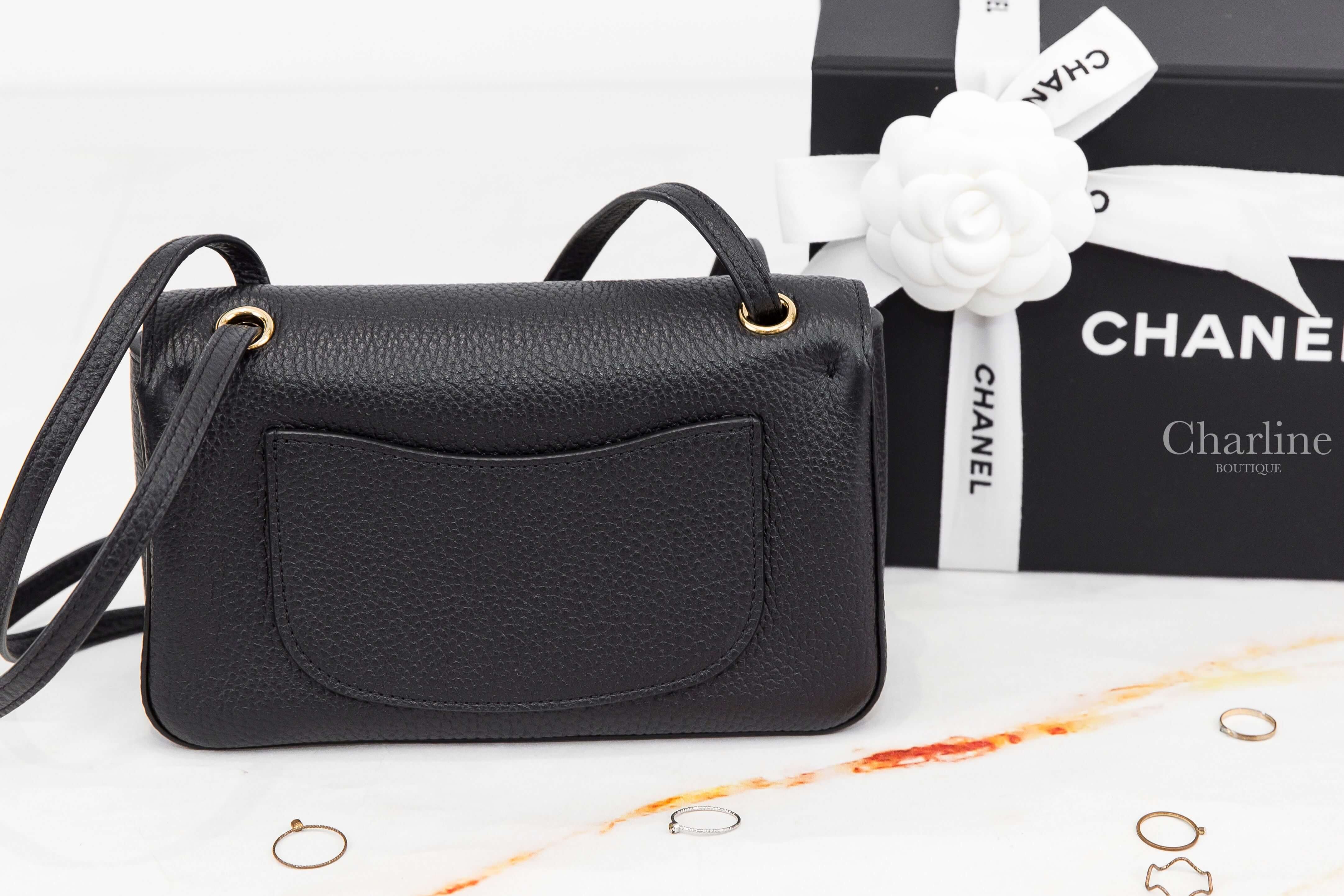 Chanel Mini Flap Bag 黑色金CC酒紅色內裡20cm荔枝小牛皮黑色背帶肩背包-Charline Boutique 精品代購
