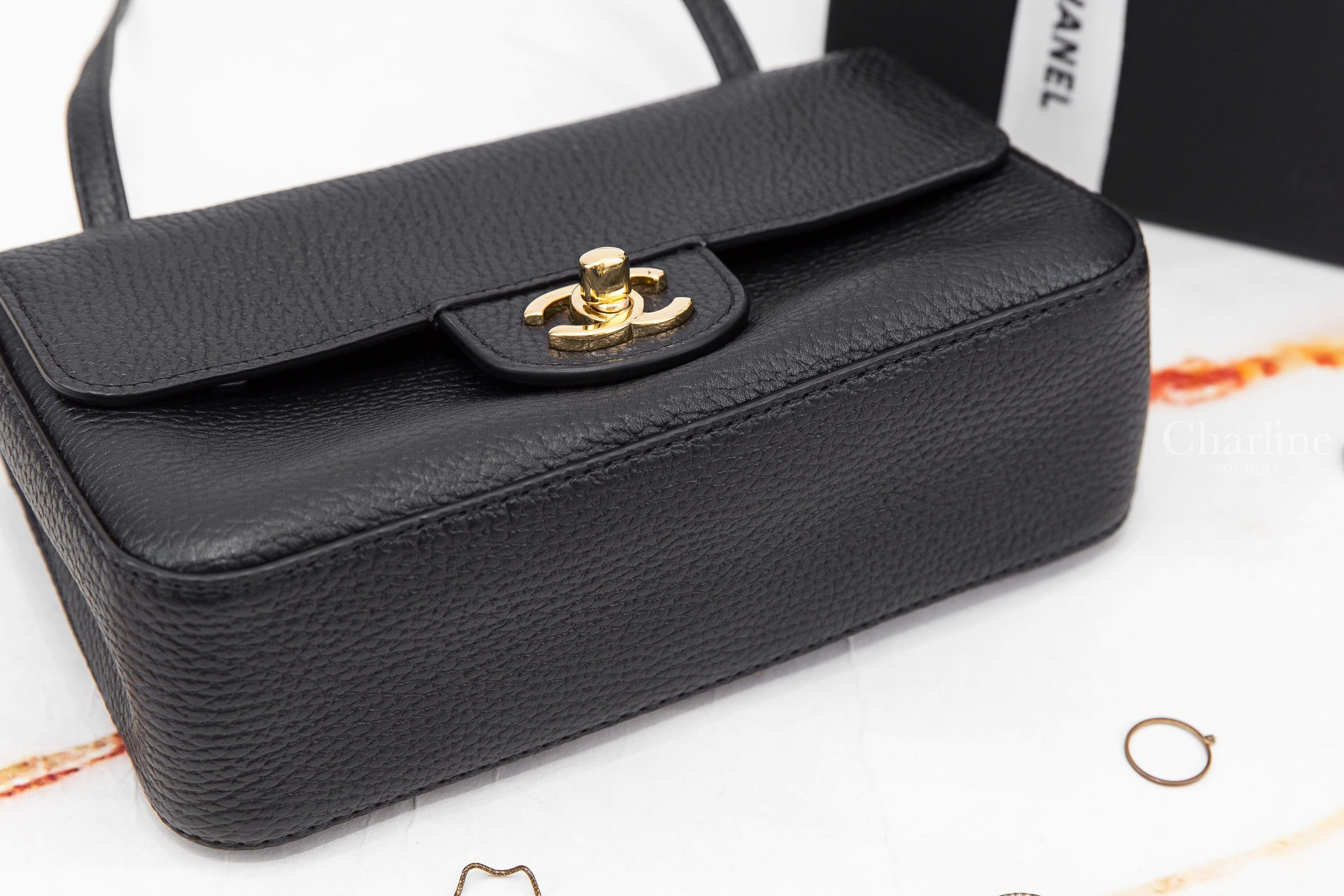 Chanel Mini Flap Bag 黑色金CC酒紅色內裡20cm荔枝小牛皮黑色背帶肩背包-Charline Boutique 精品代購