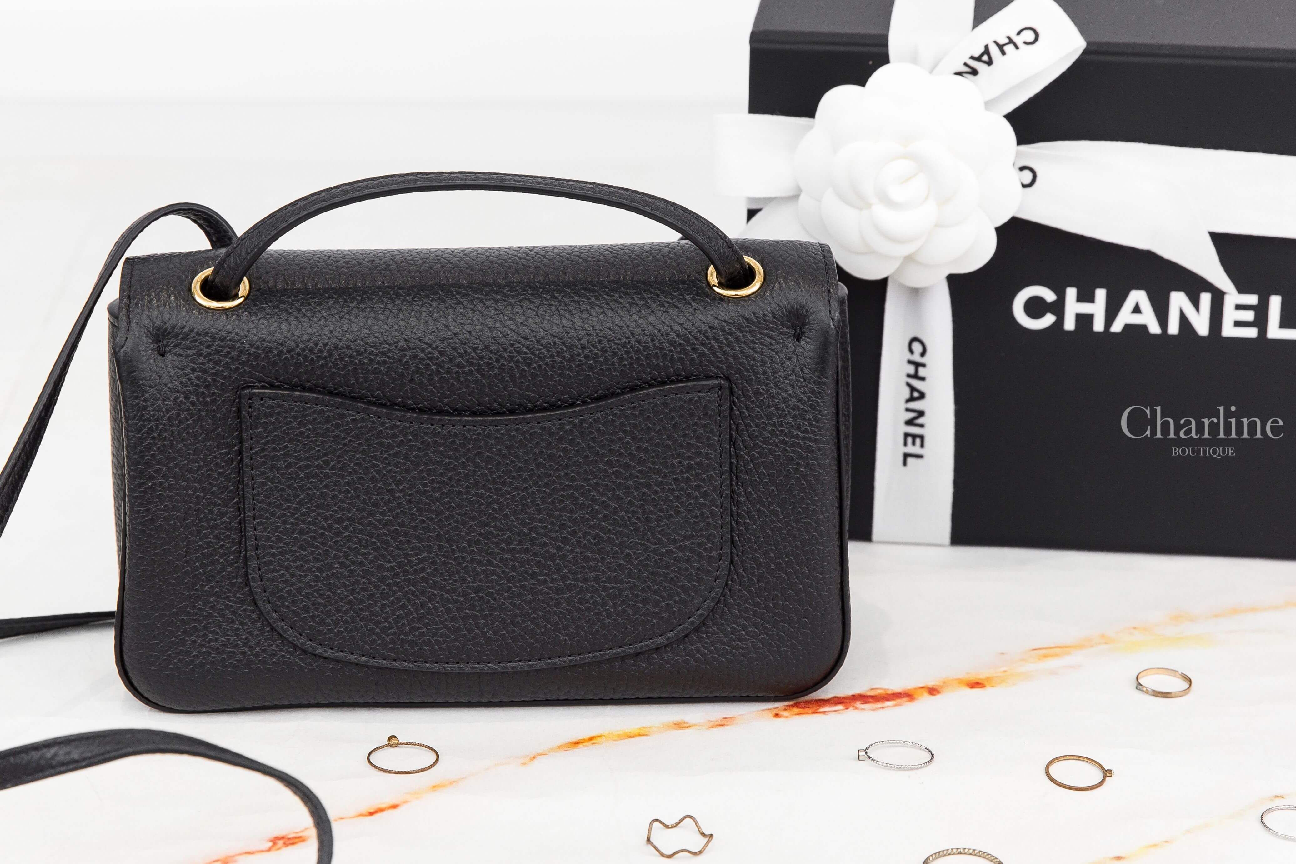 Chanel Mini Flap Bag 黑色金CC酒紅色內裡20cm荔枝小牛皮黑色背帶肩背包-Charline Boutique 精品代購