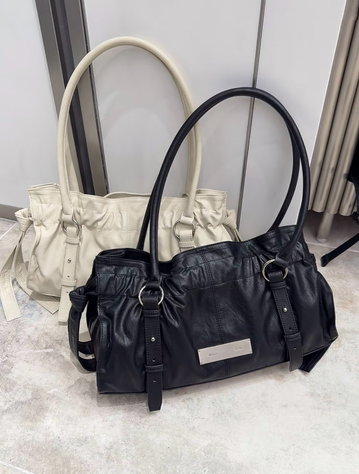【隨時截單！限時優惠預訂】MATIN KIM SHIRRING TIE BUCKLE SHOULDER BAG（2色）