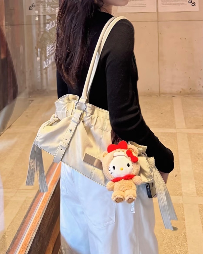 【隨時截單！限時優惠預訂】MATIN KIM SHIRRING TIE BUCKLE SHOULDER BAG（2色）