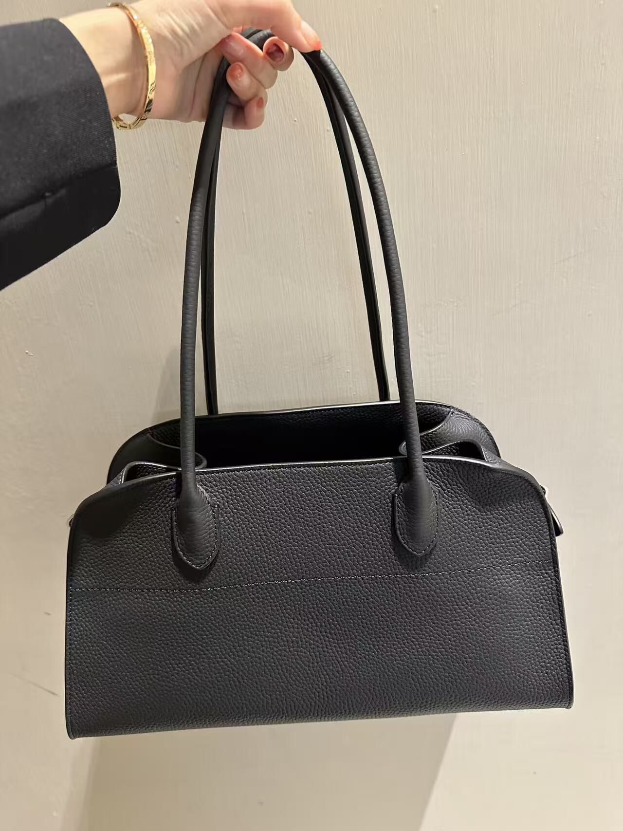 The Row Soft Margaux 12 Bag 荔枝荔枝小牛皮 黑色