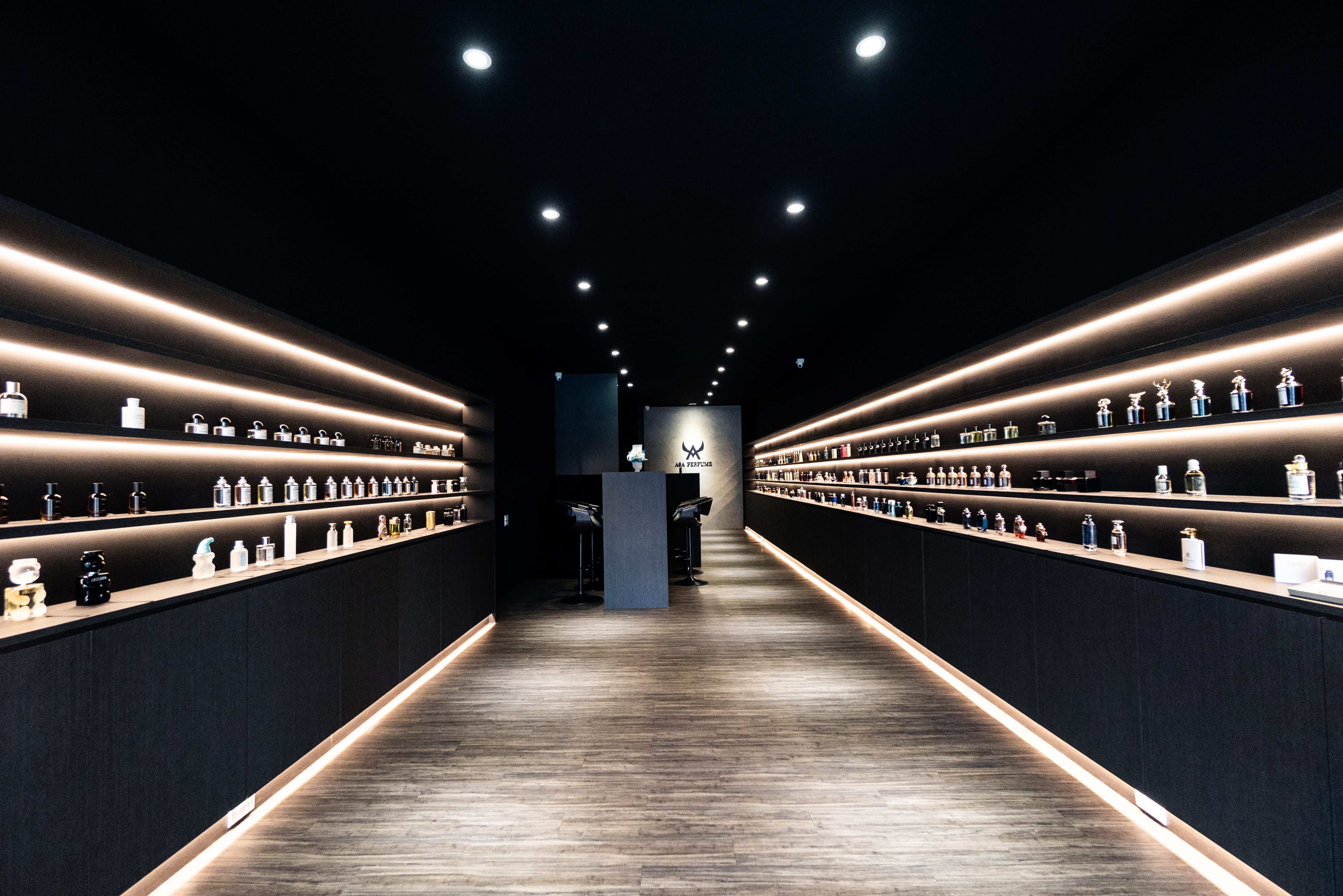 Asa Perfume 台中逢甲門市｜兩側展示 60+ 個沙龍香水品牌
