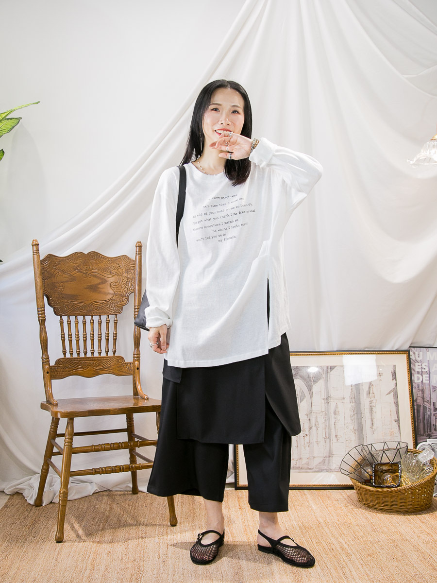 英文字PRINT．單邊打摺 開叉．竹節料TOP