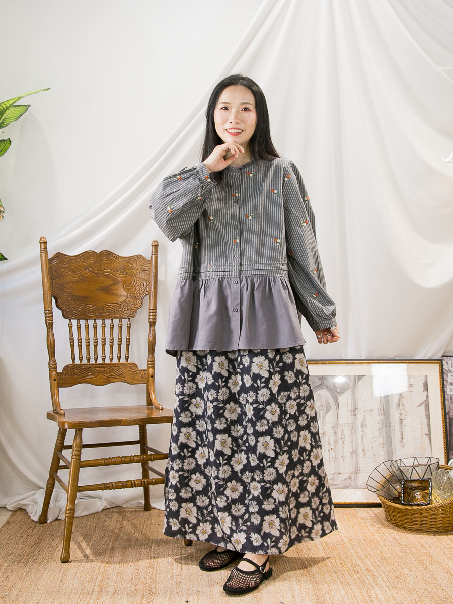全開胸扣鈕．花花刺繡．直紋 拼 淨色麻棉料TOP