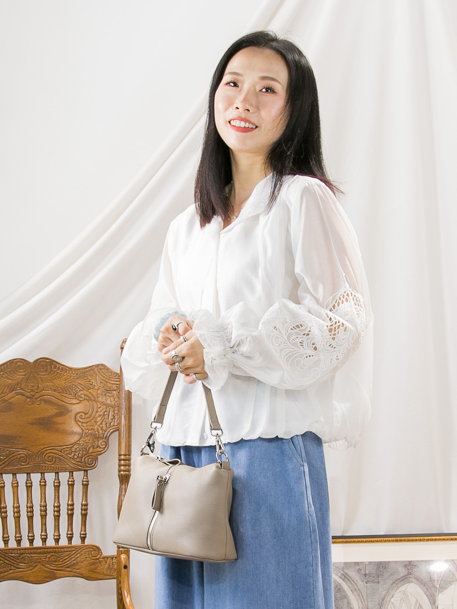 全開胸扣鈕．前幅打摺．手袖LACE刺繡．滑滑麻棉料TOP