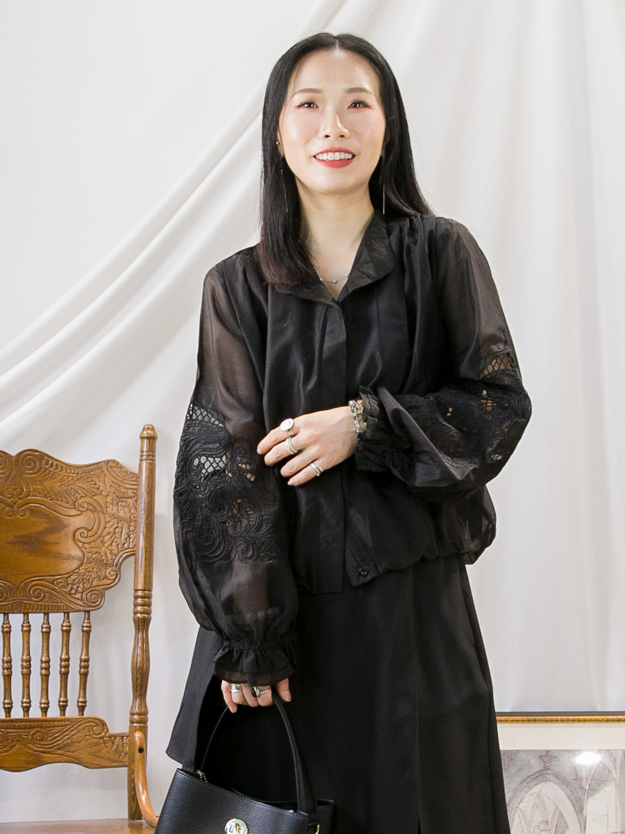全開胸扣鈕．前幅打摺．手袖LACE刺繡．滑滑麻棉料TOP