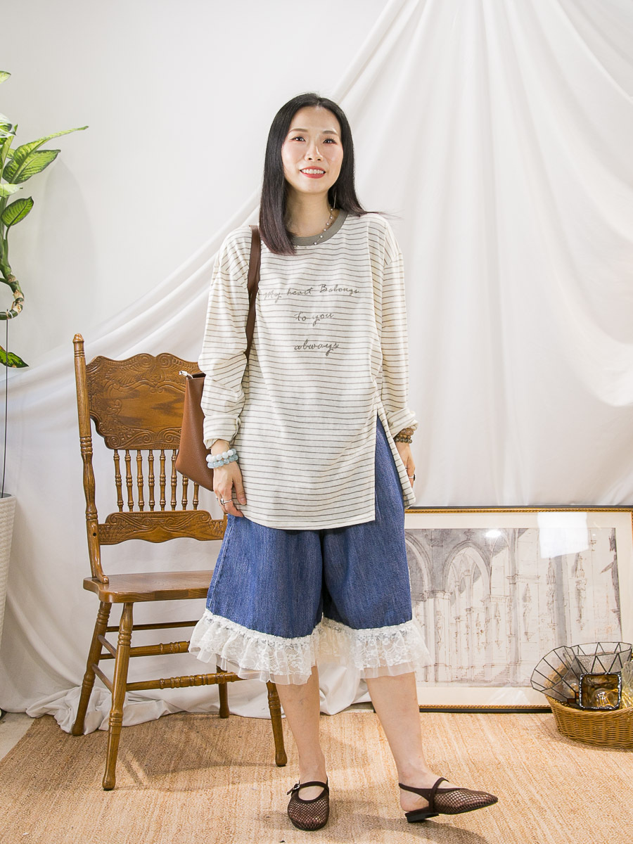 英文字刺繡．單邊打摺 開叉．橫間竹節料TOP