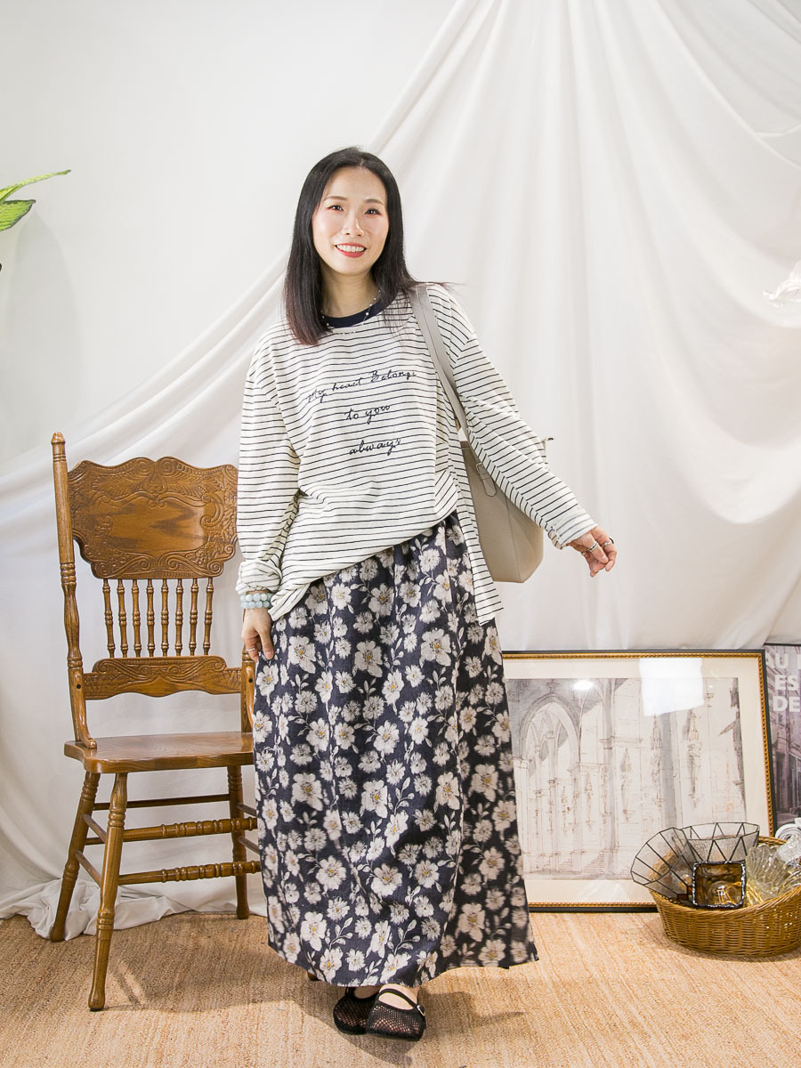 英文字刺繡．單邊打摺 開叉．橫間竹節料TOP