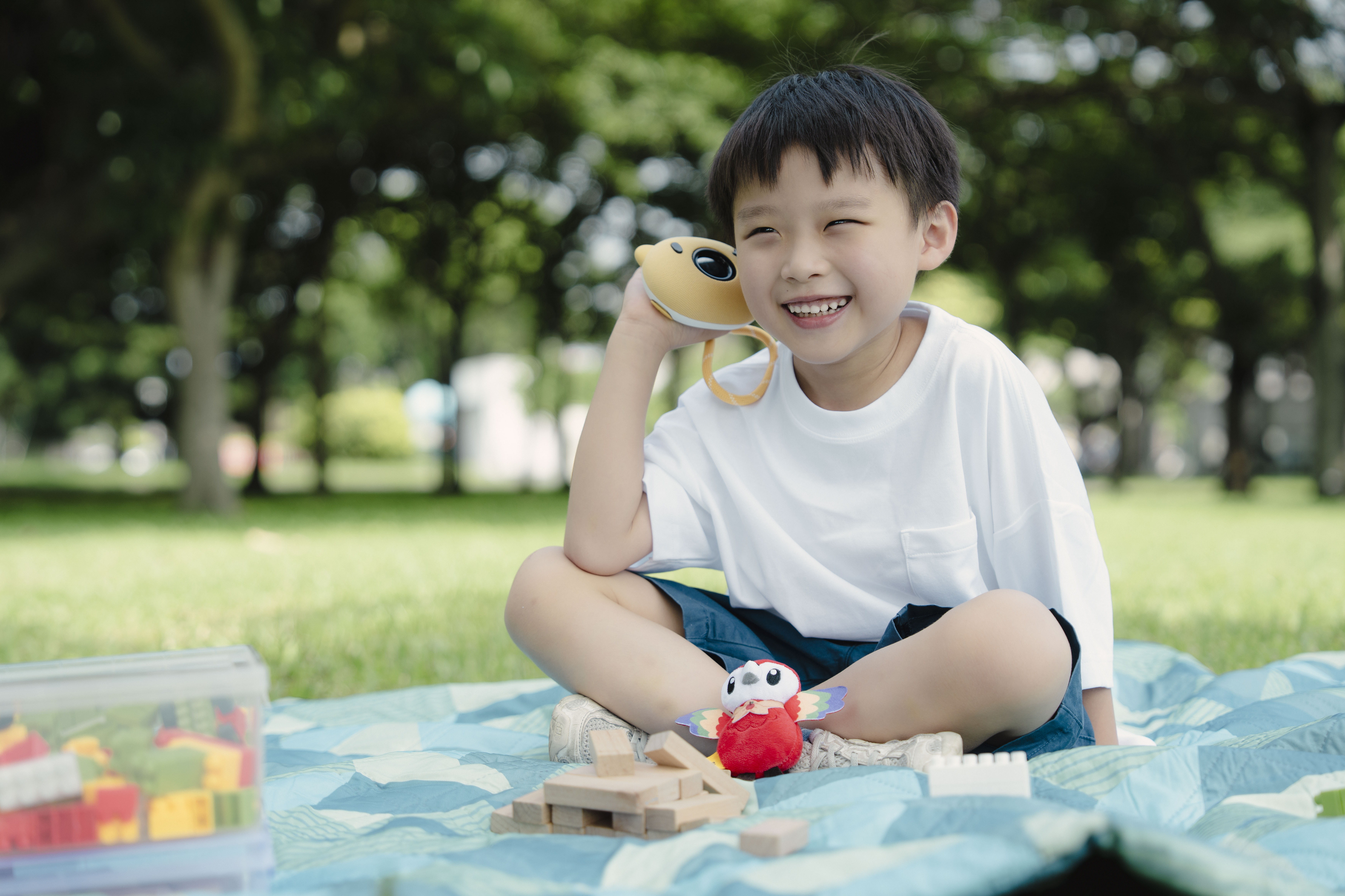 孩子把派派靠近 Pixsee Wonders 自動播放