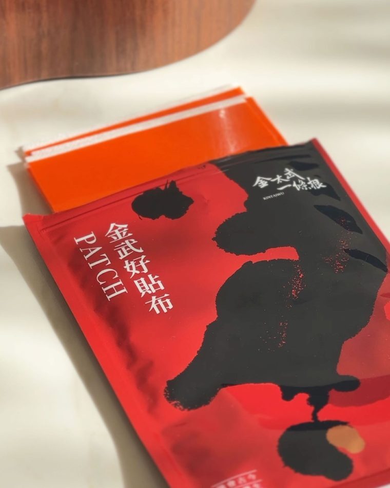 金武好貼布紅袋實景，袋口露出橘色貼布
