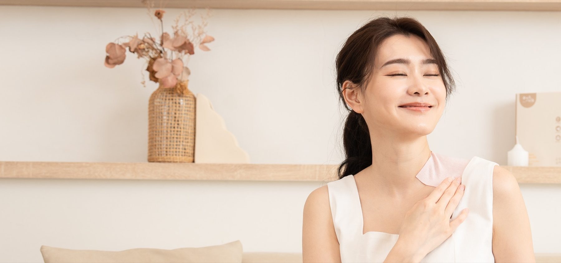 貼著貼布、閉眼微笑的使用情境