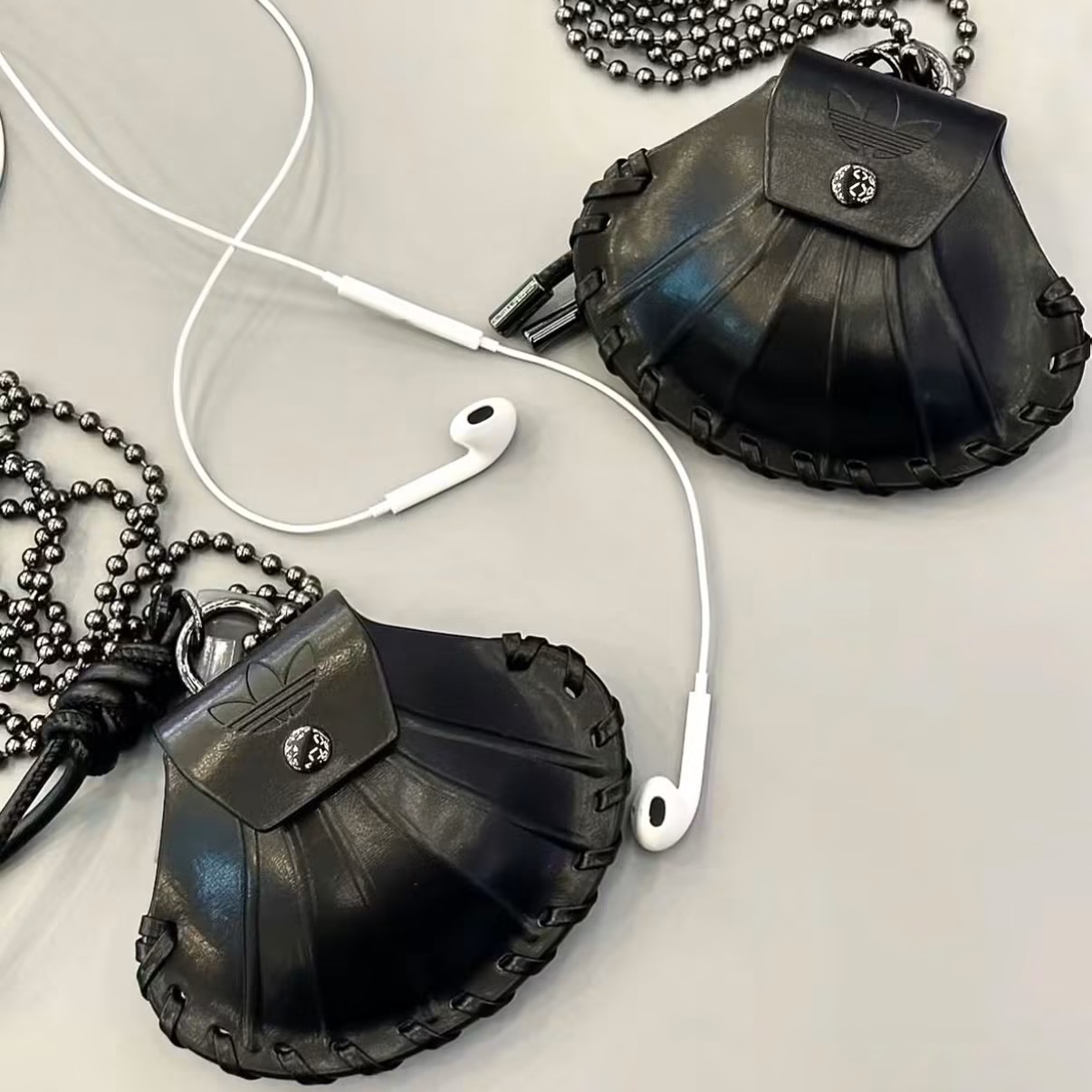 <耳機不再海底撈🐚> Adidas Originals 貝殼造型 貝殼包 耳機包 皮革 小包 斜跨包
