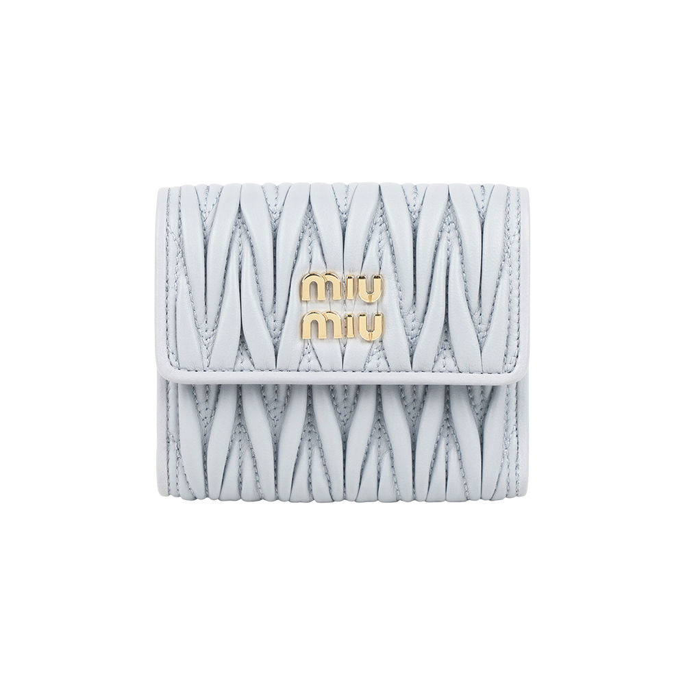 【MIU MIU】金字納帕軟皮釦式三折小短夾(珍珠灰)