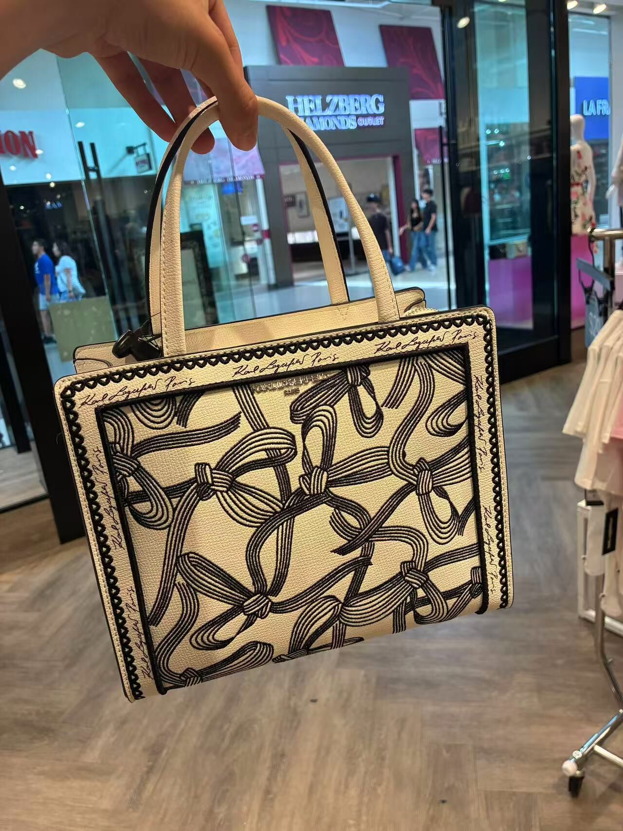 【預購】KARL LAGERFELD PARIS H0814150 Maybelle 蝴蝶結印花手提包