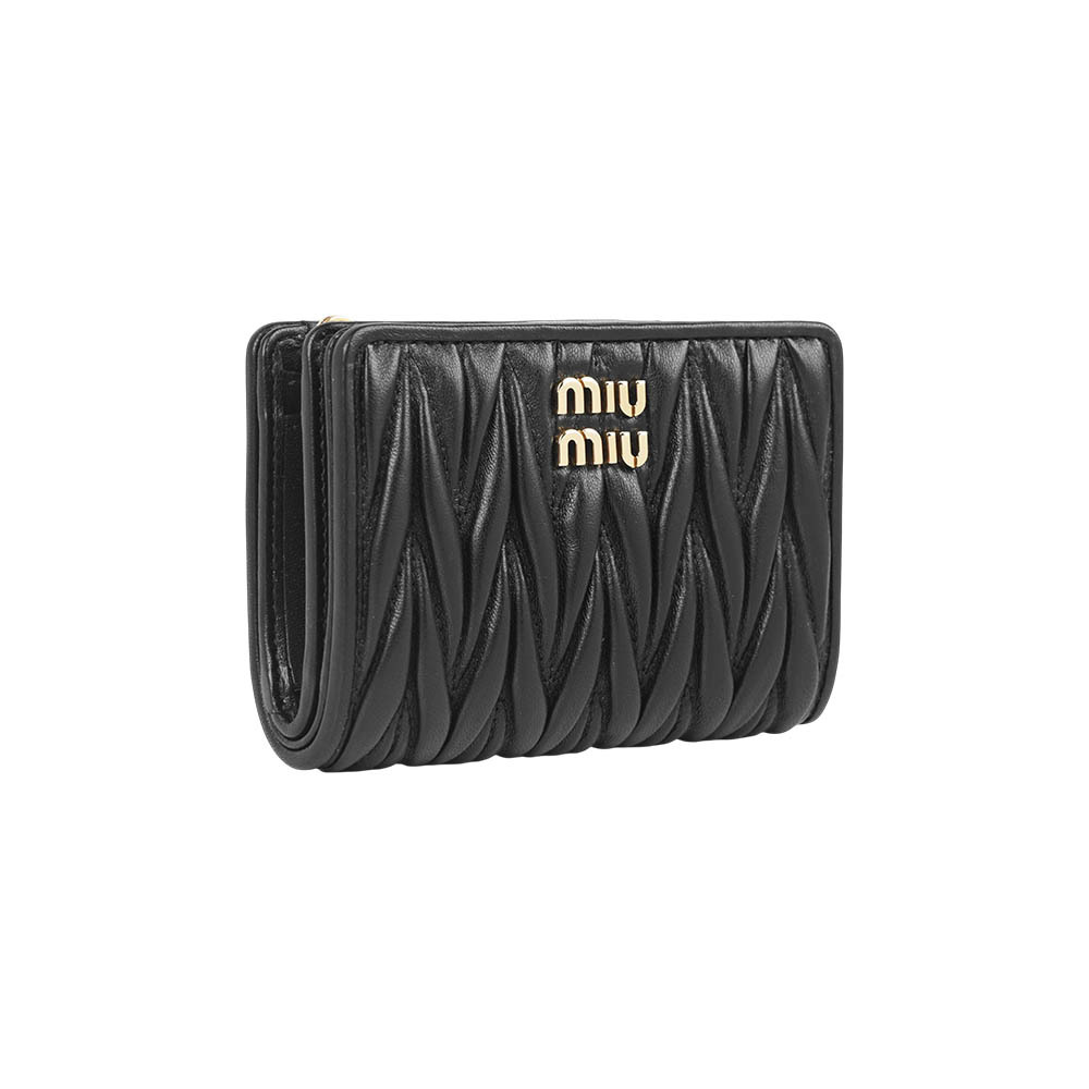 【MIU MIU】金字納帕軟皮拉鍊零錢袋釦式二折短夾(黑色)