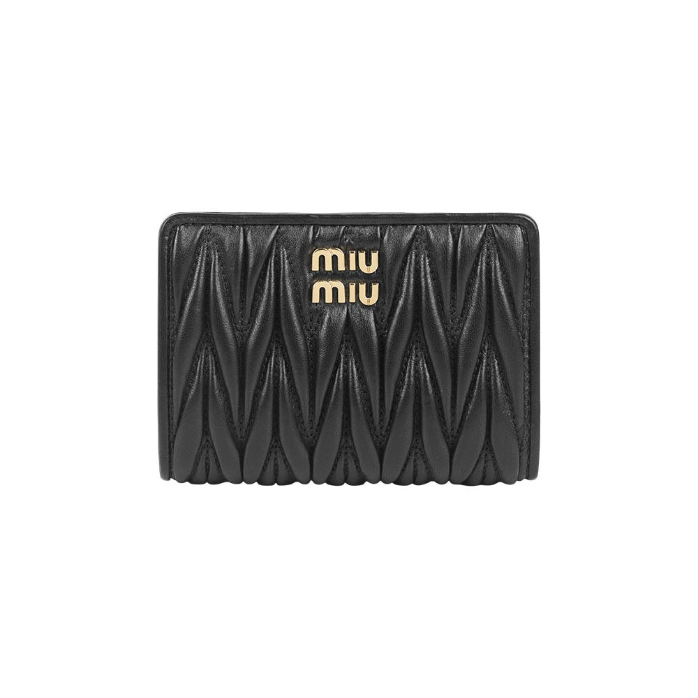 【MIU MIU】金字納帕軟皮拉鍊零錢袋釦式二折短夾(黑色)