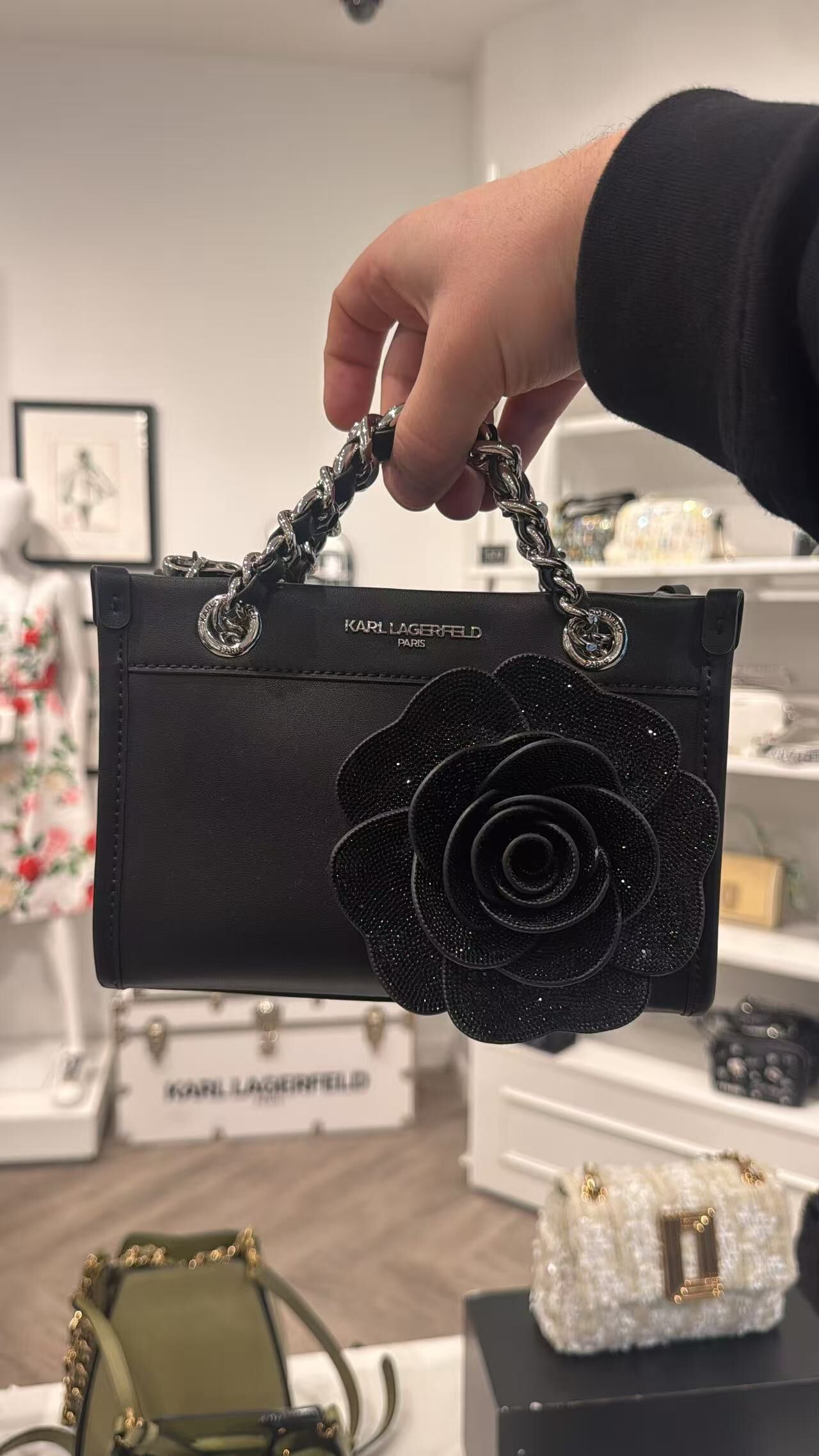 【預購】KARL LAGERFELD PARIS H0814153 Savoie 花飾皮革斜背包