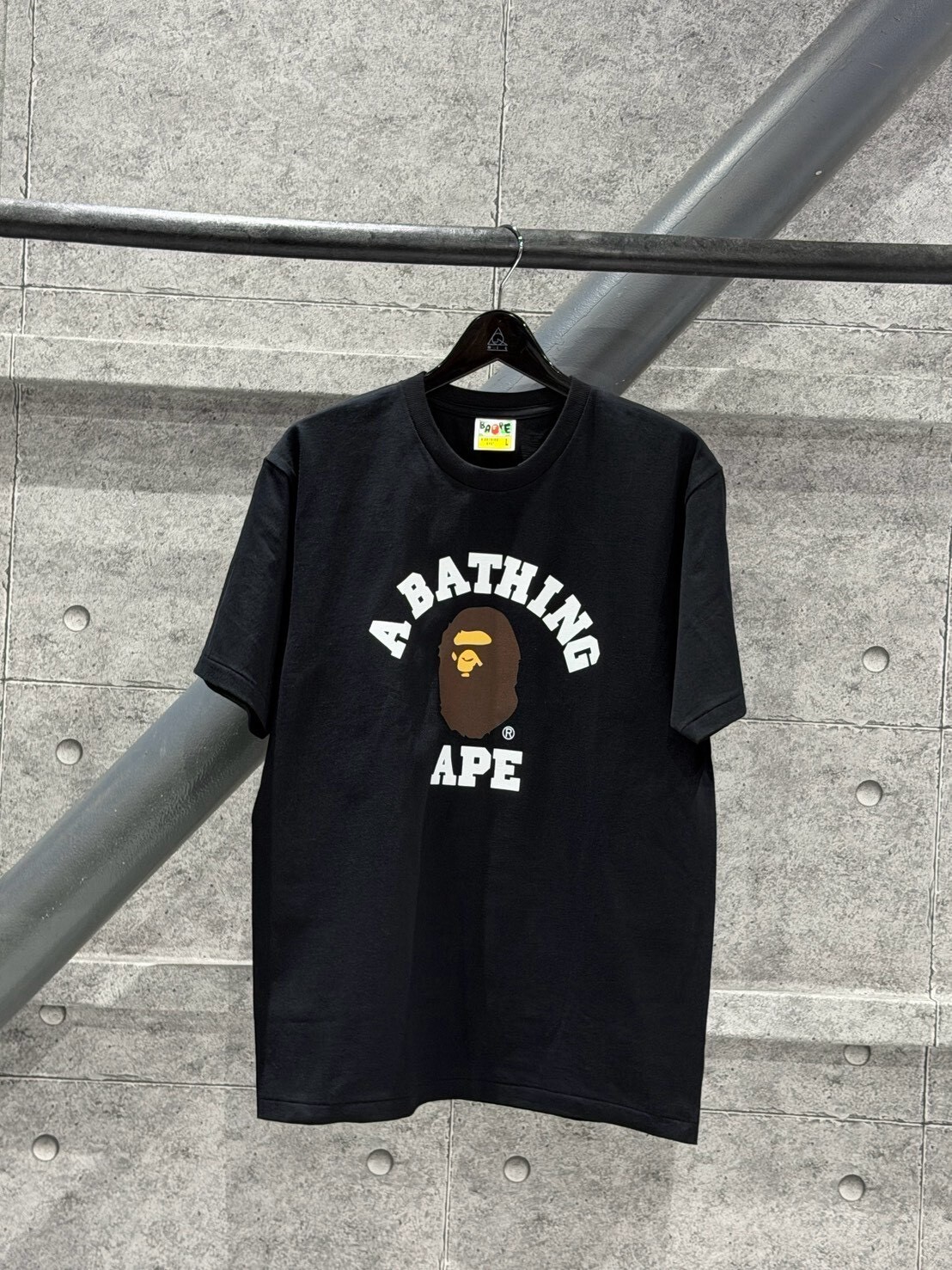 BAPE 經典款猿人頭Logo黑色短袖 T