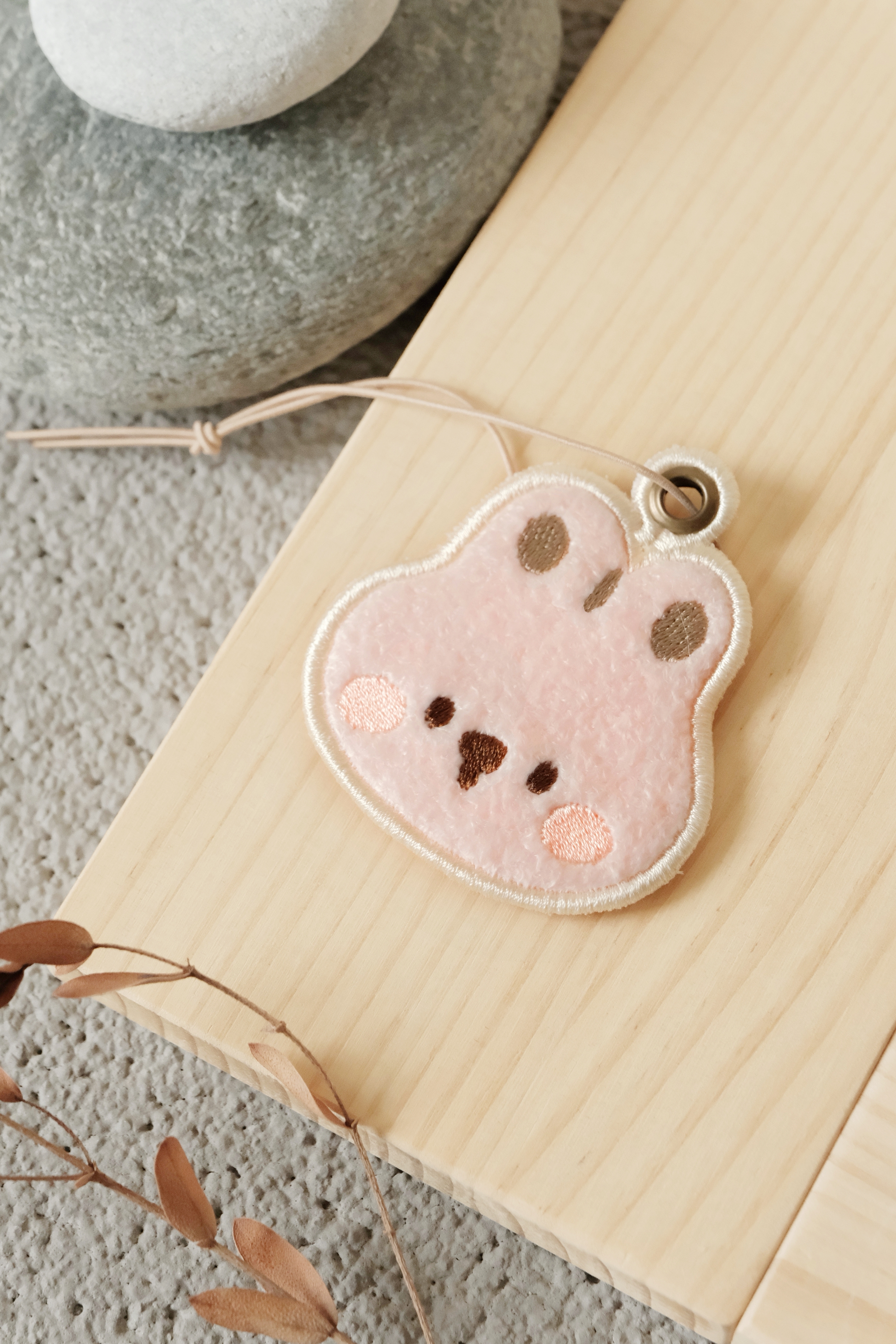 Hi Y.P store-迷你刺繡吊牌-獨家設計-軟糖兔
