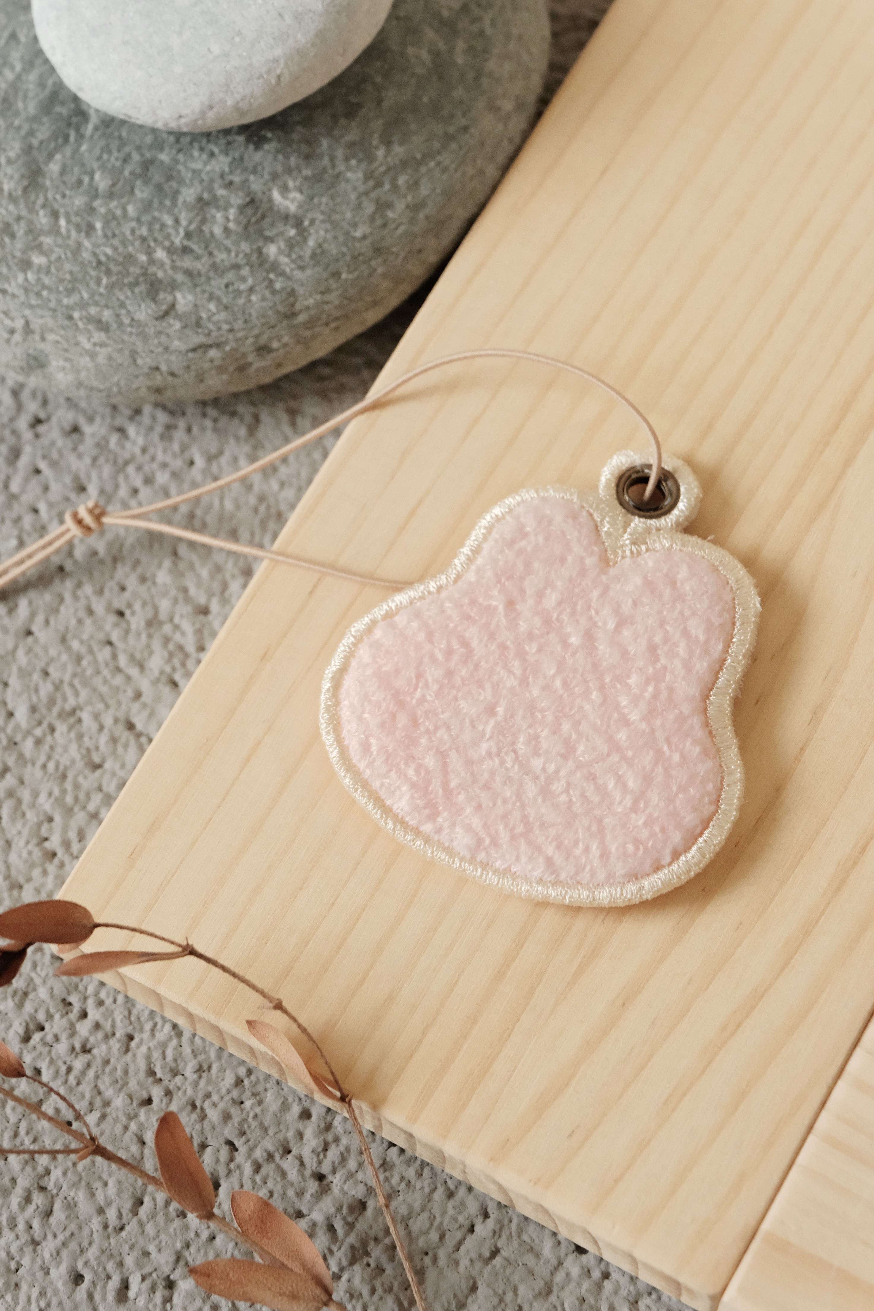 Hi Y.P store-迷你刺繡吊牌-獨家設計-軟糖兔