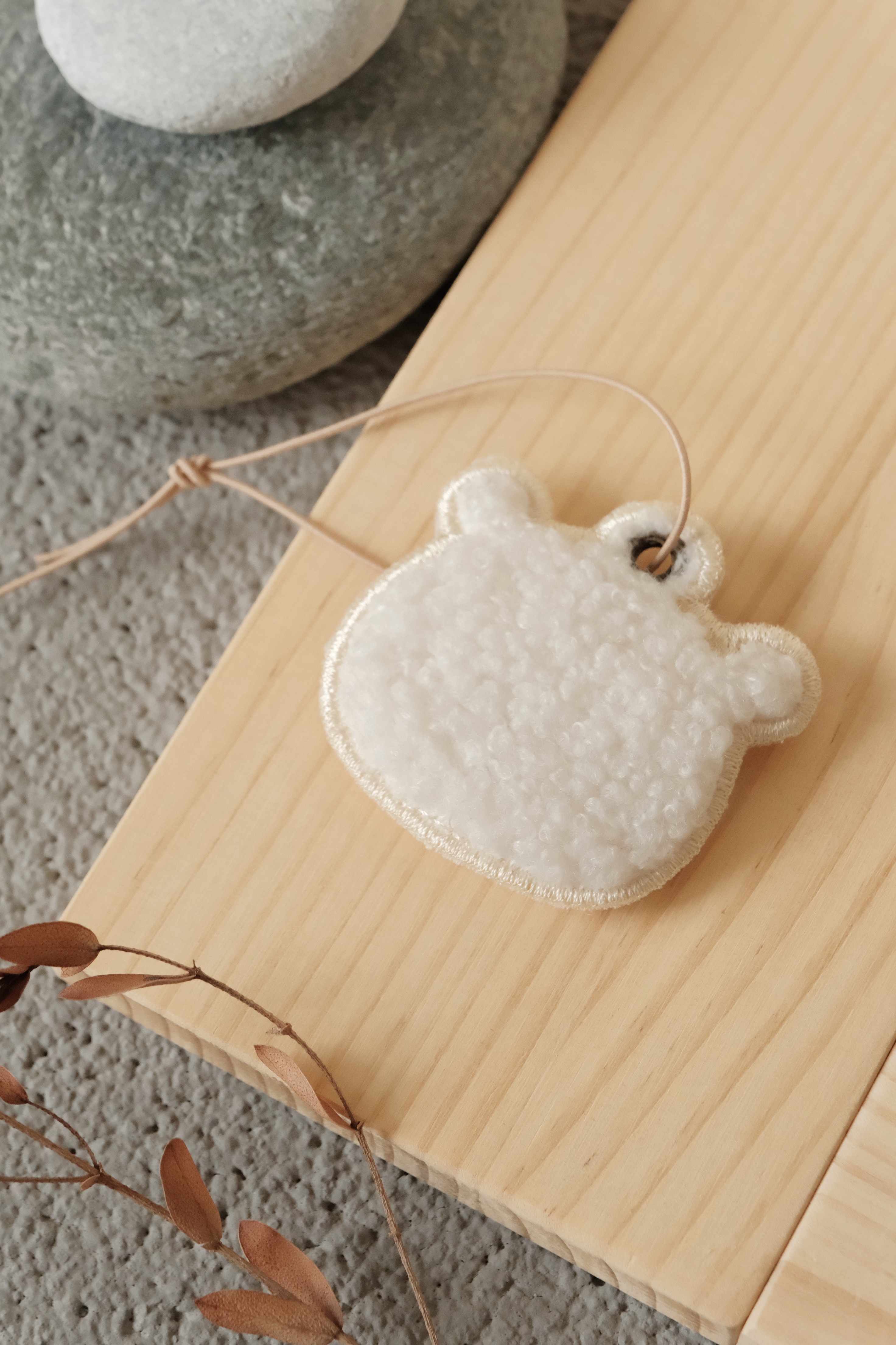Hi Y.P store-迷你刺繡吊牌-獨家設計-雪白熊