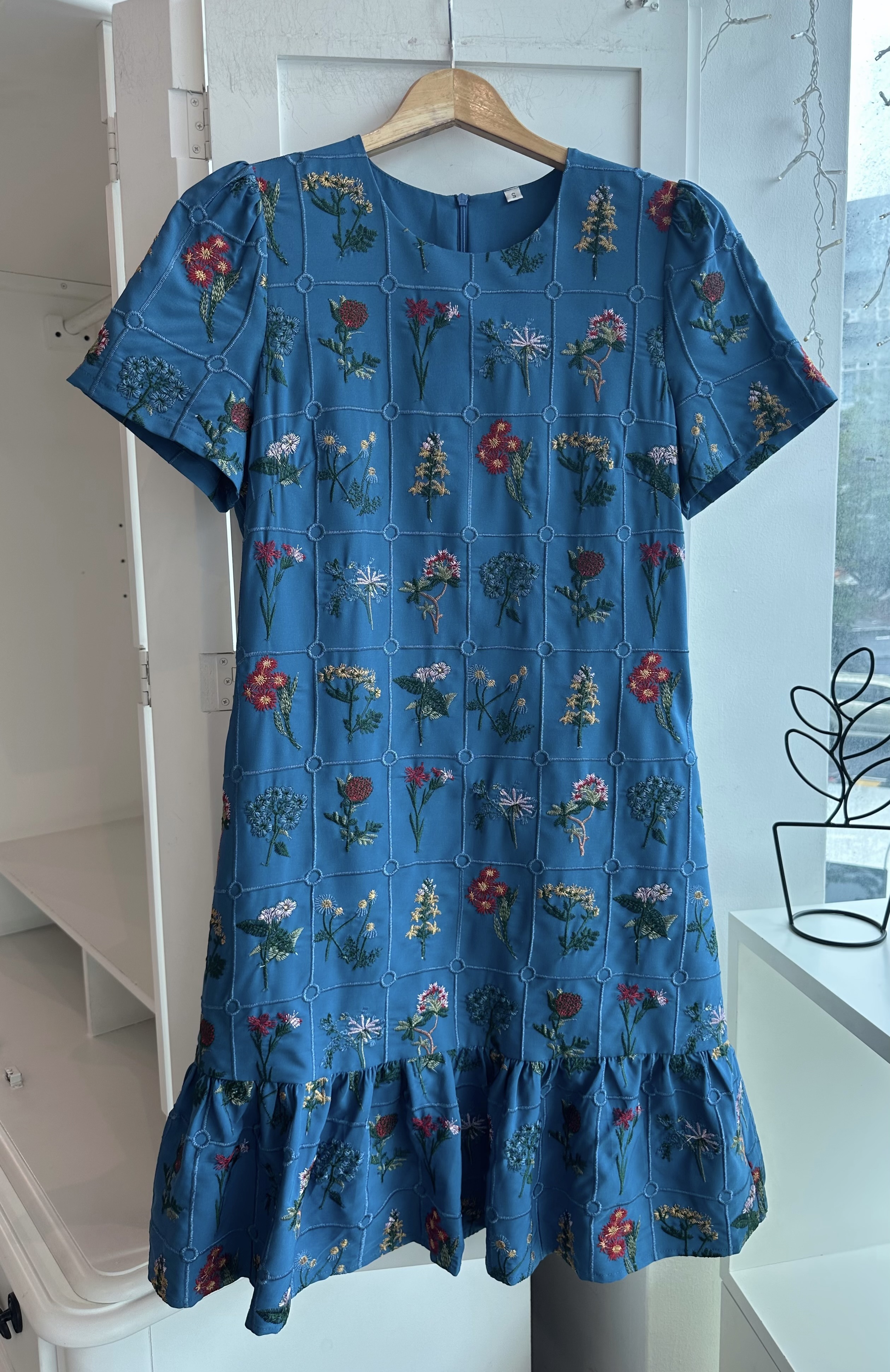 SHORT SLEEVE EMBROIDERED FLOWER SHORT DRESS
