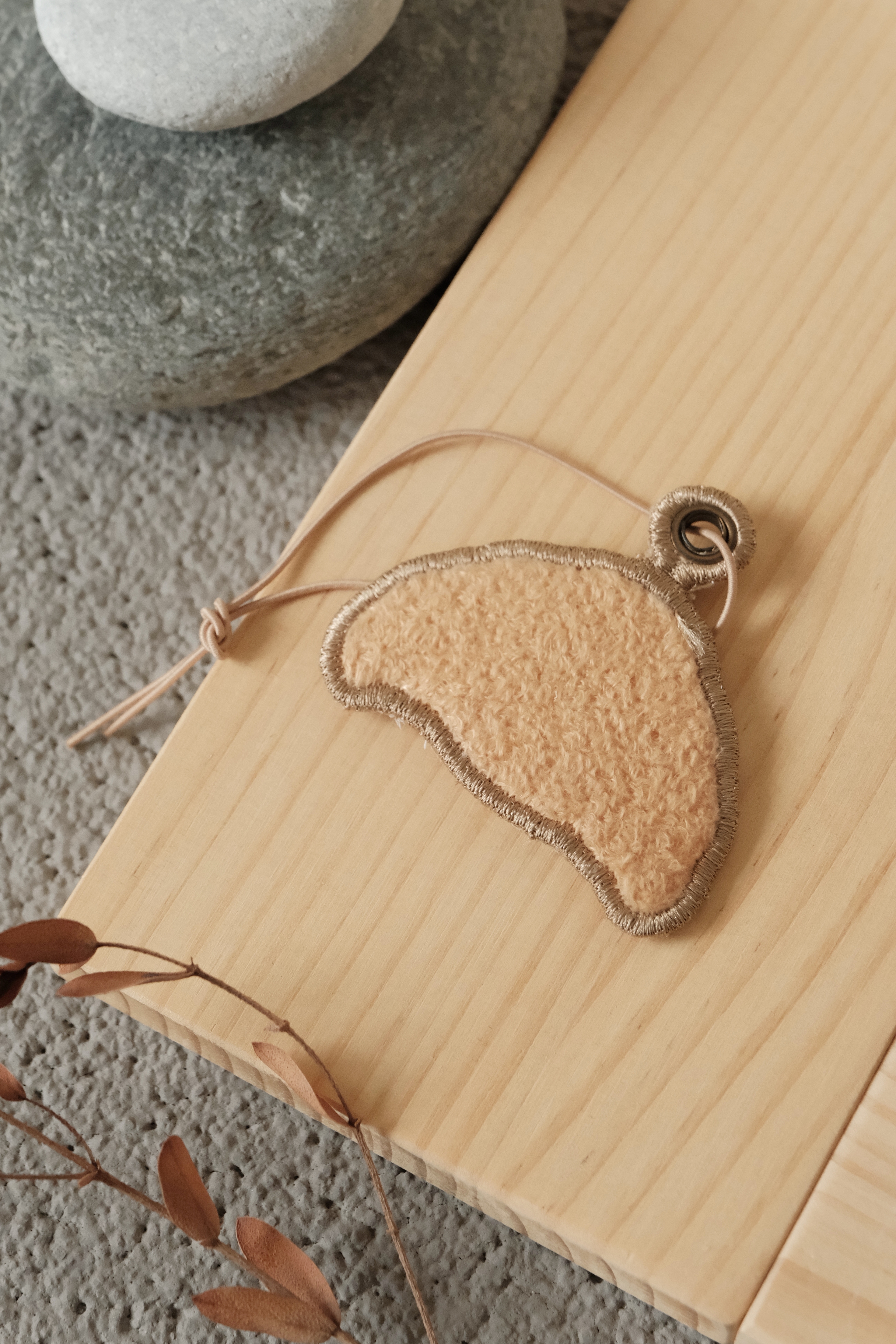 Hi Y.P store-迷你刺繡吊牌-獨家設計-可頌