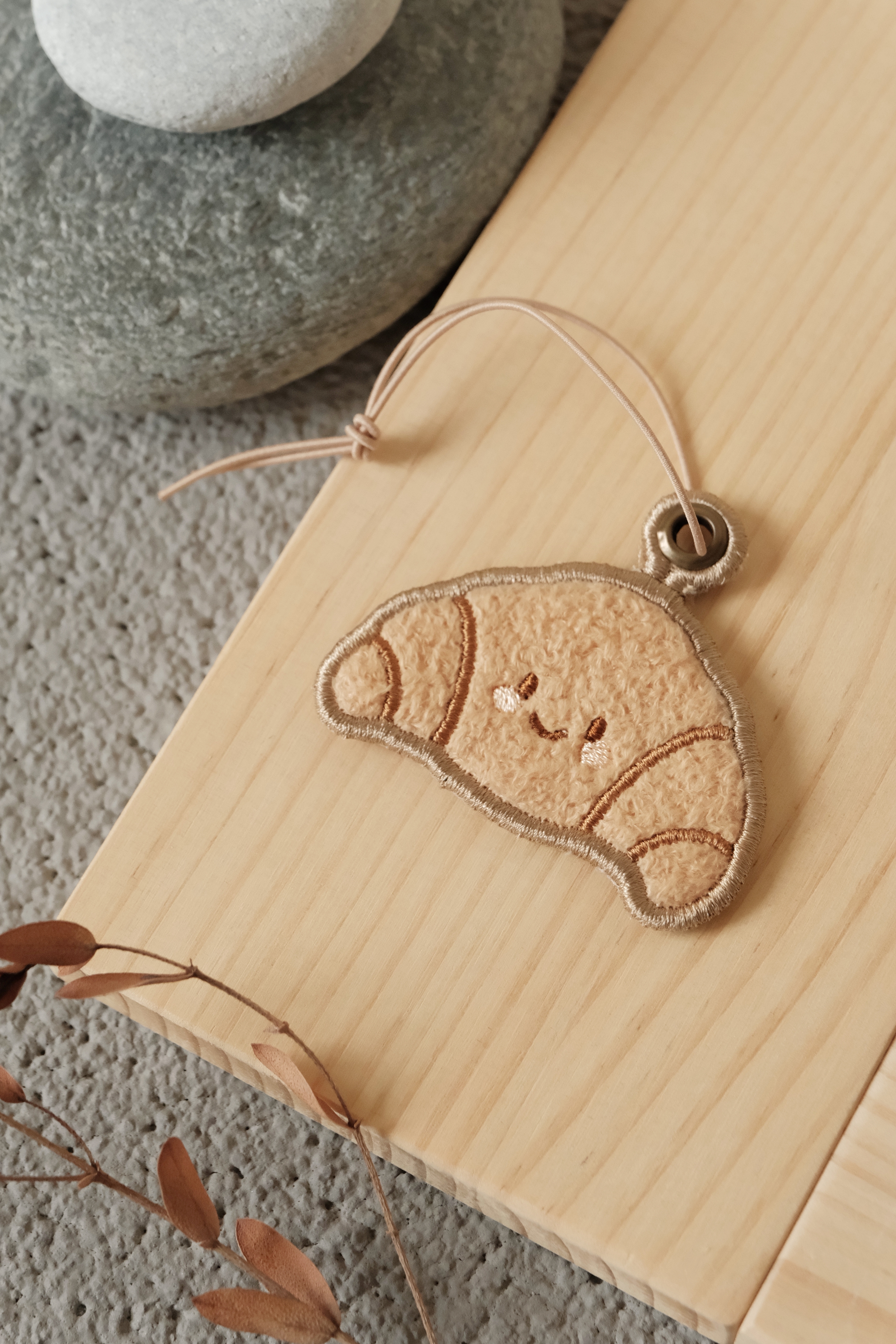 Hi Y.P store-迷你刺繡吊牌-獨家設計-可頌
