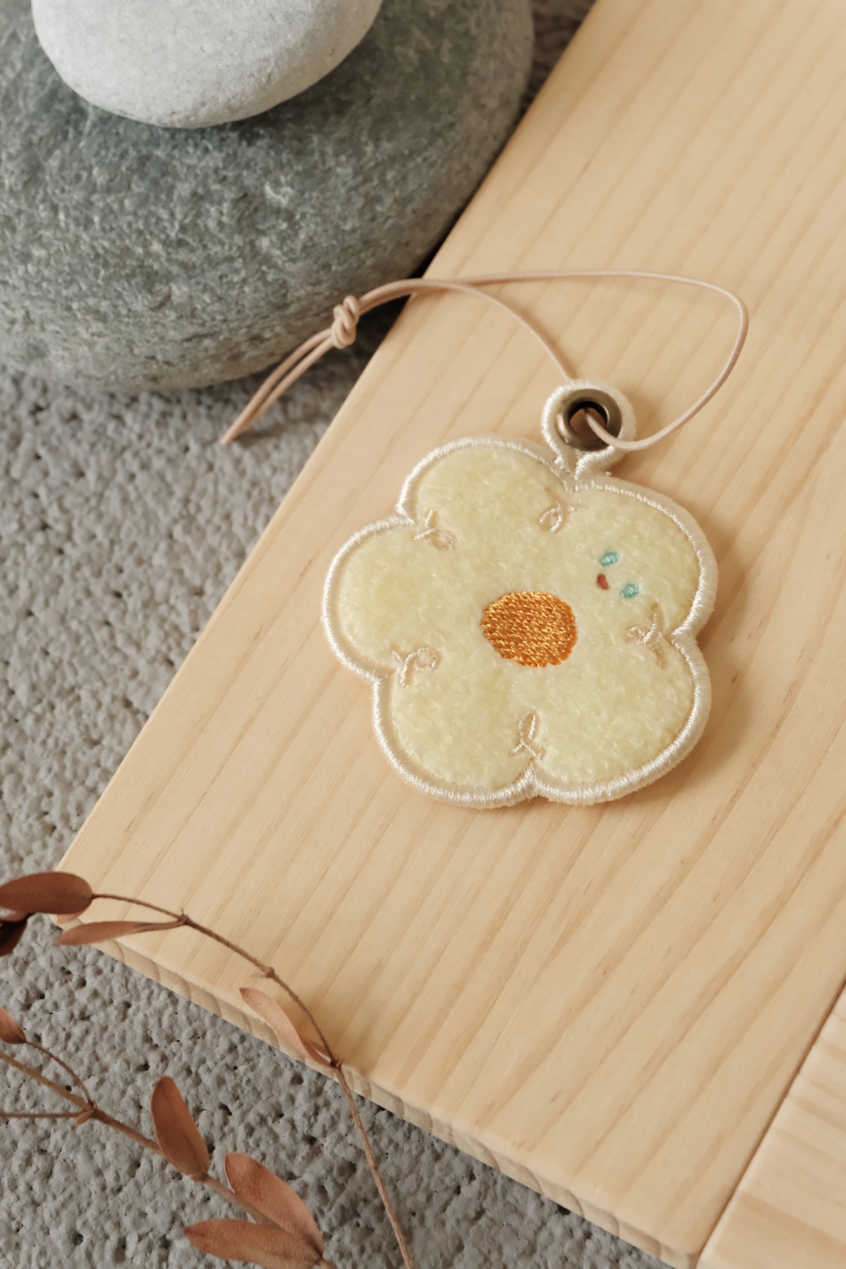 Hi Y.P store-迷你刺繡吊牌-獨家設計-小朵日光
